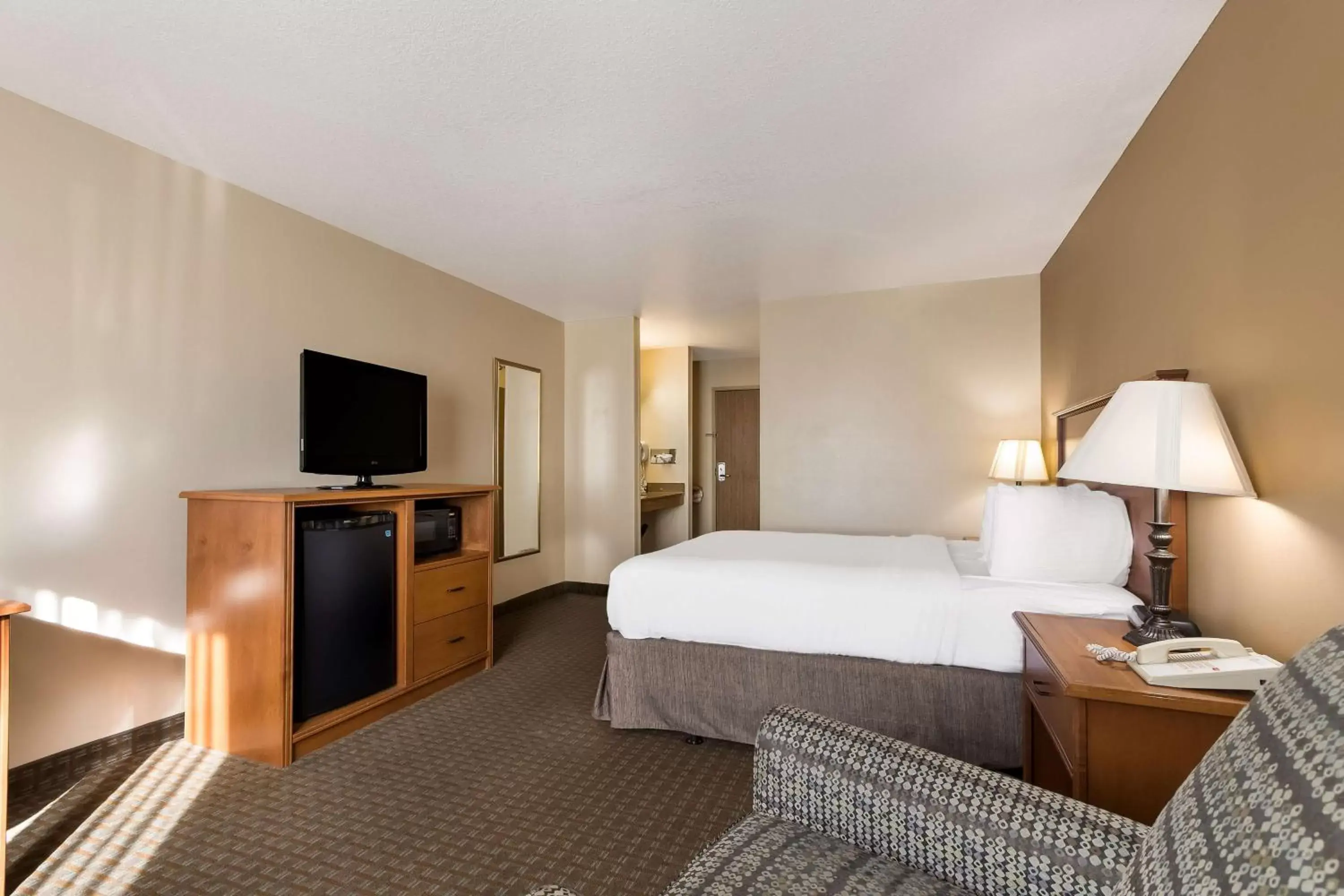 Bedroom, TV/Entertainment Center in Best Western Empire Towers