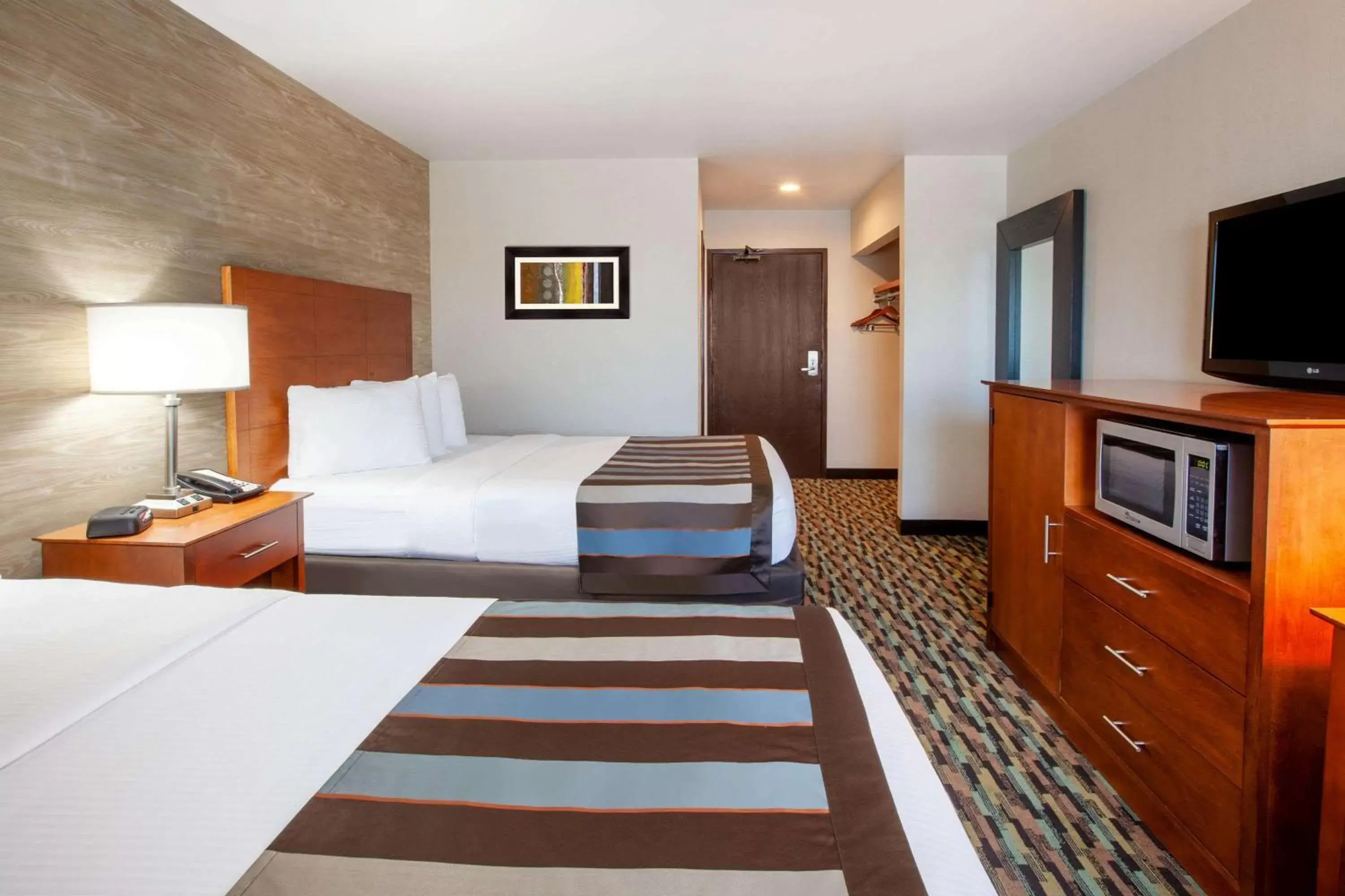 Photo of the whole room, Bed in Wingate by Wyndham Detroit Metro Airport