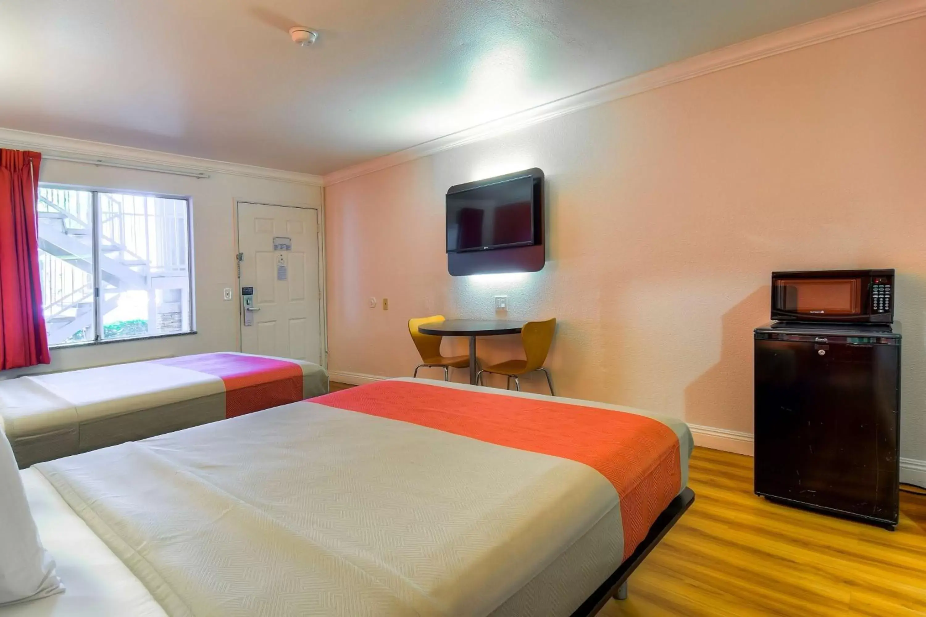 TV and multimedia, Bed in Motel 6-Menifee, CA