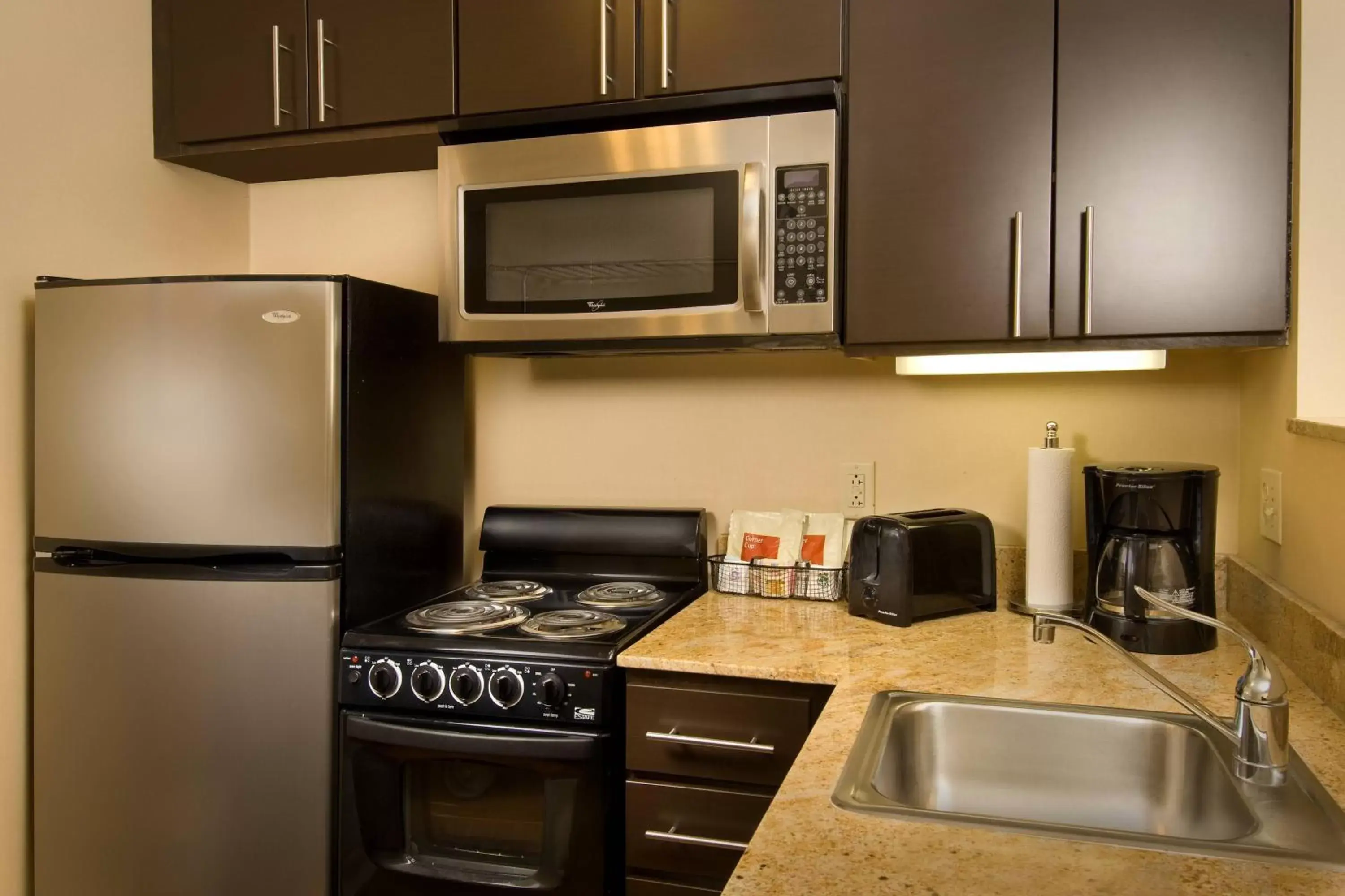 Bedroom, Kitchen/Kitchenette in TownePlace Suites by Marriott Lexington Park Patuxent River Naval Air Station