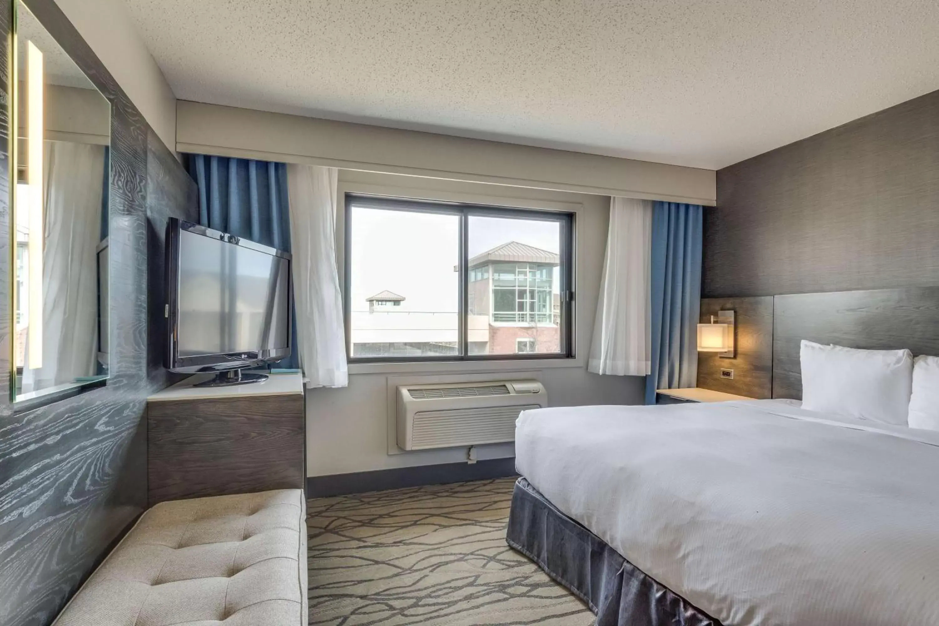 Bedroom in DoubleTree by Hilton Racine Harbourwalk