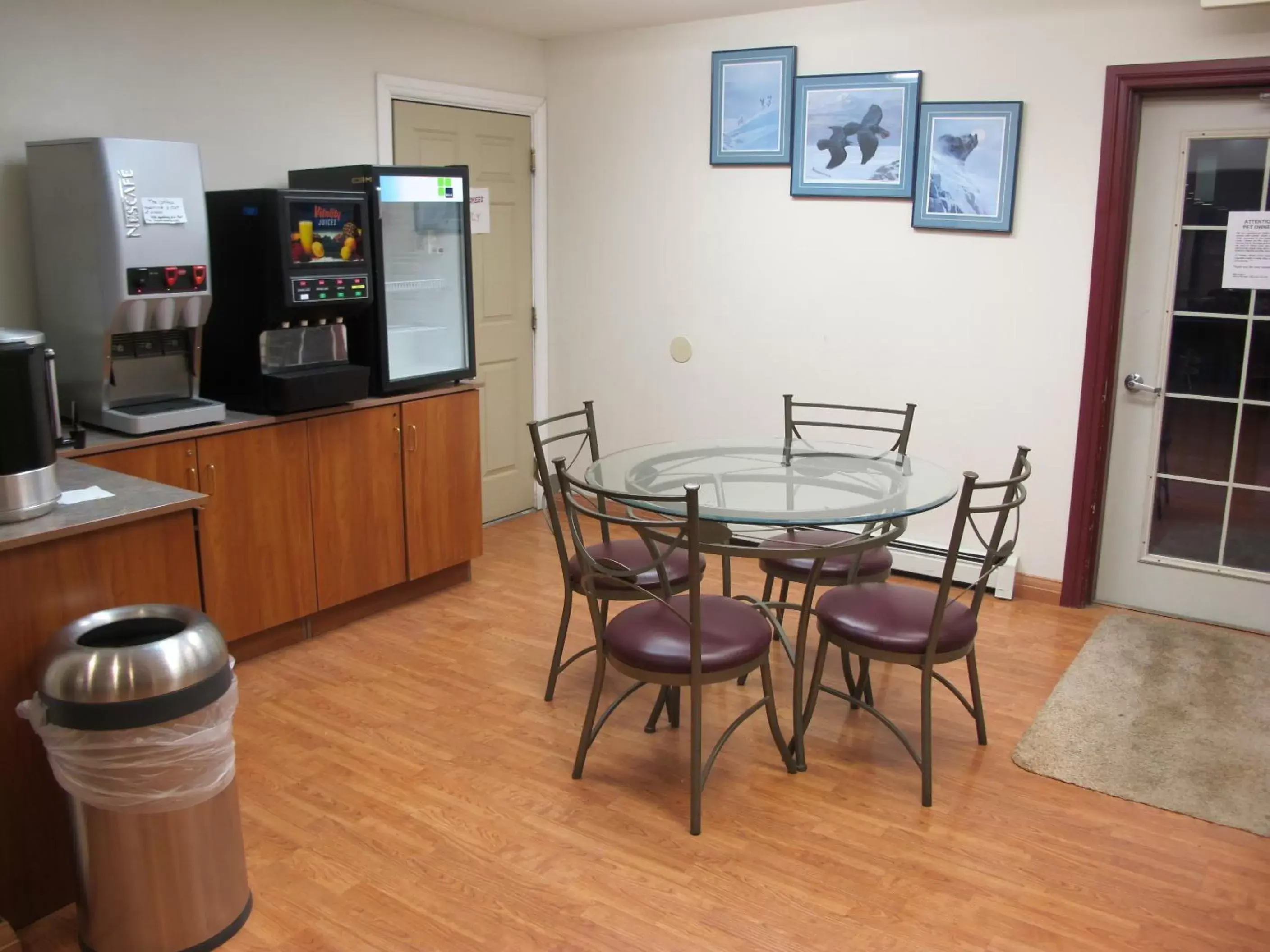 Dining Area in Eagle River Microtel