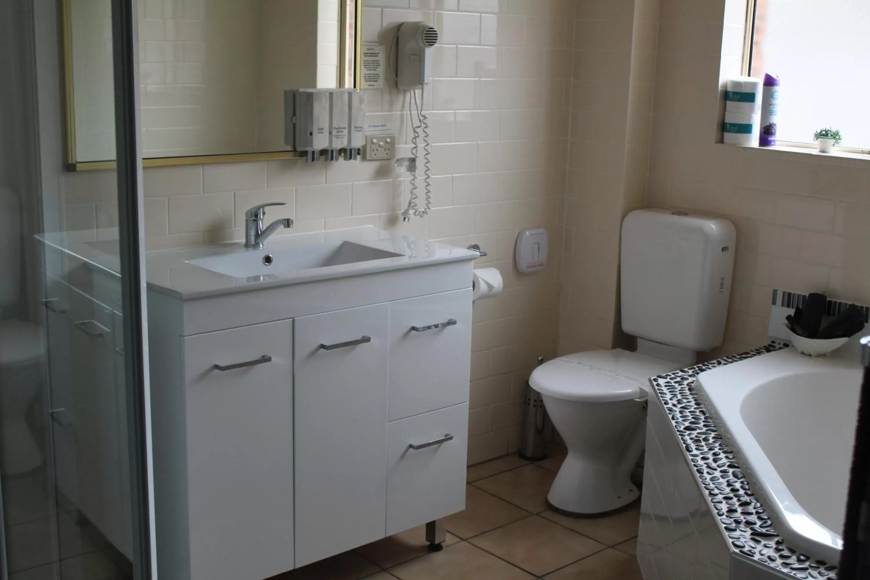 Toilet, Bathroom in Shearing Shed Motor Inn