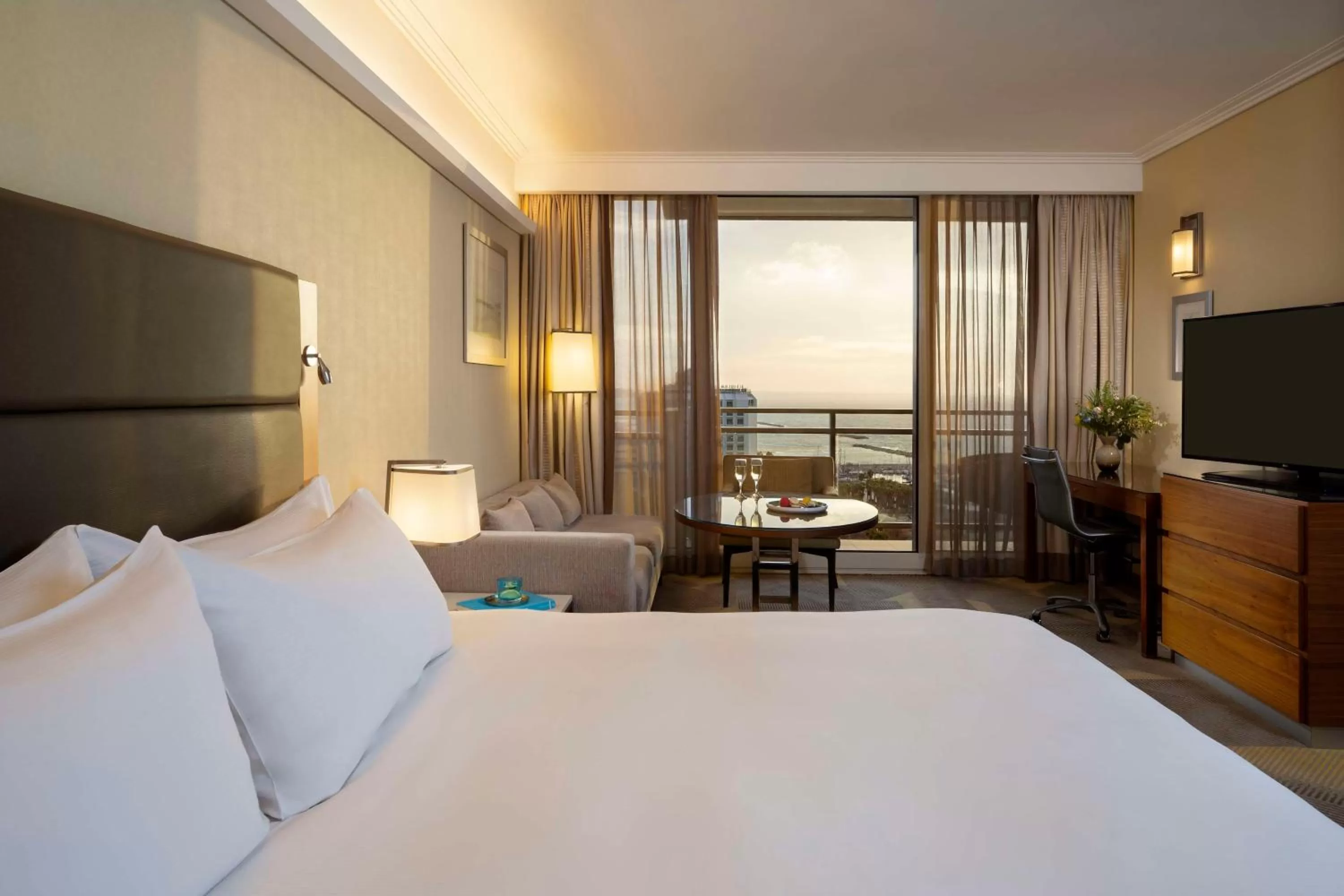 Living room, Bed in Hilton Tel Aviv Hotel