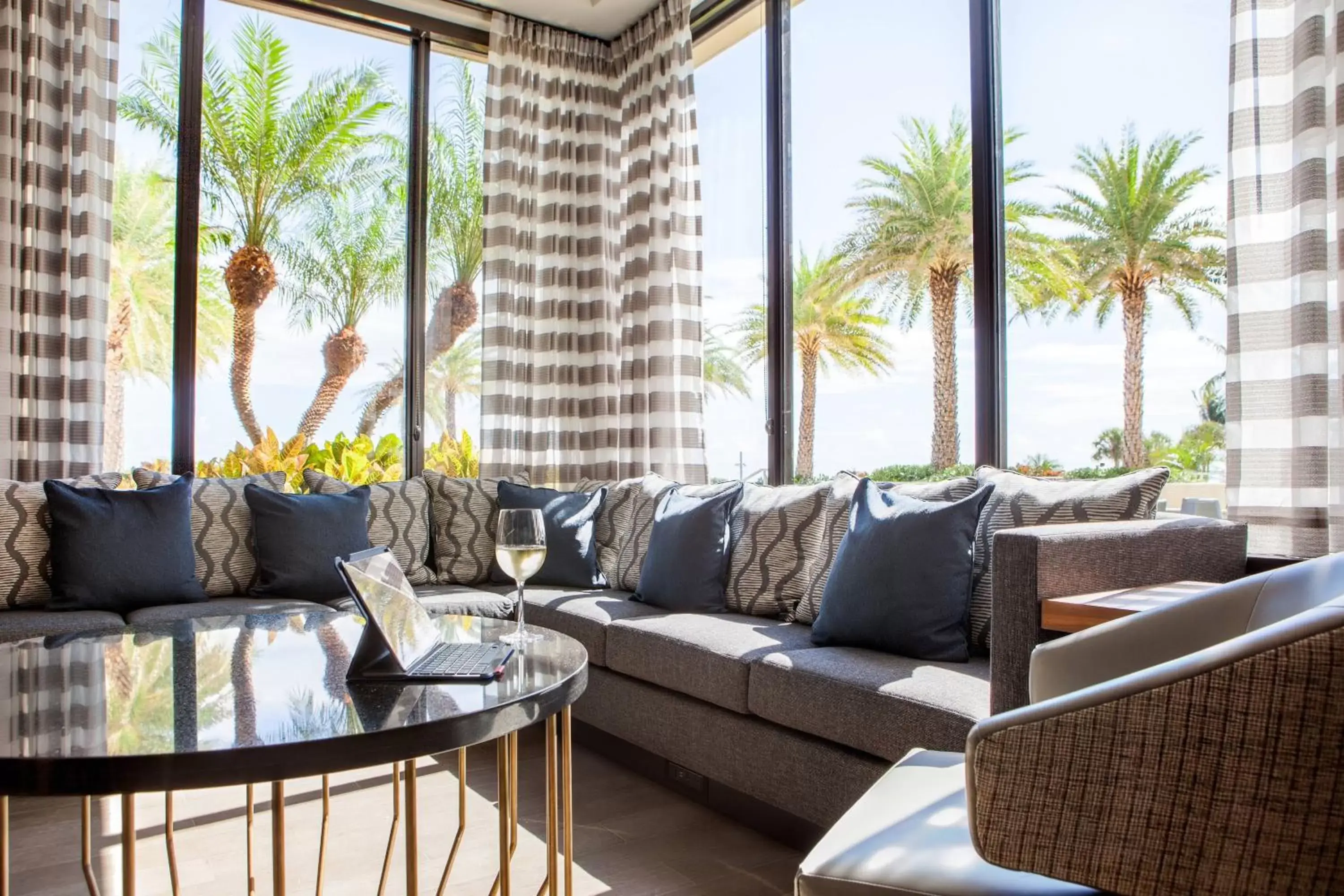 Lounge or bar, Seating Area in Fort Lauderdale Marriott Harbor Beach Resort & Spa