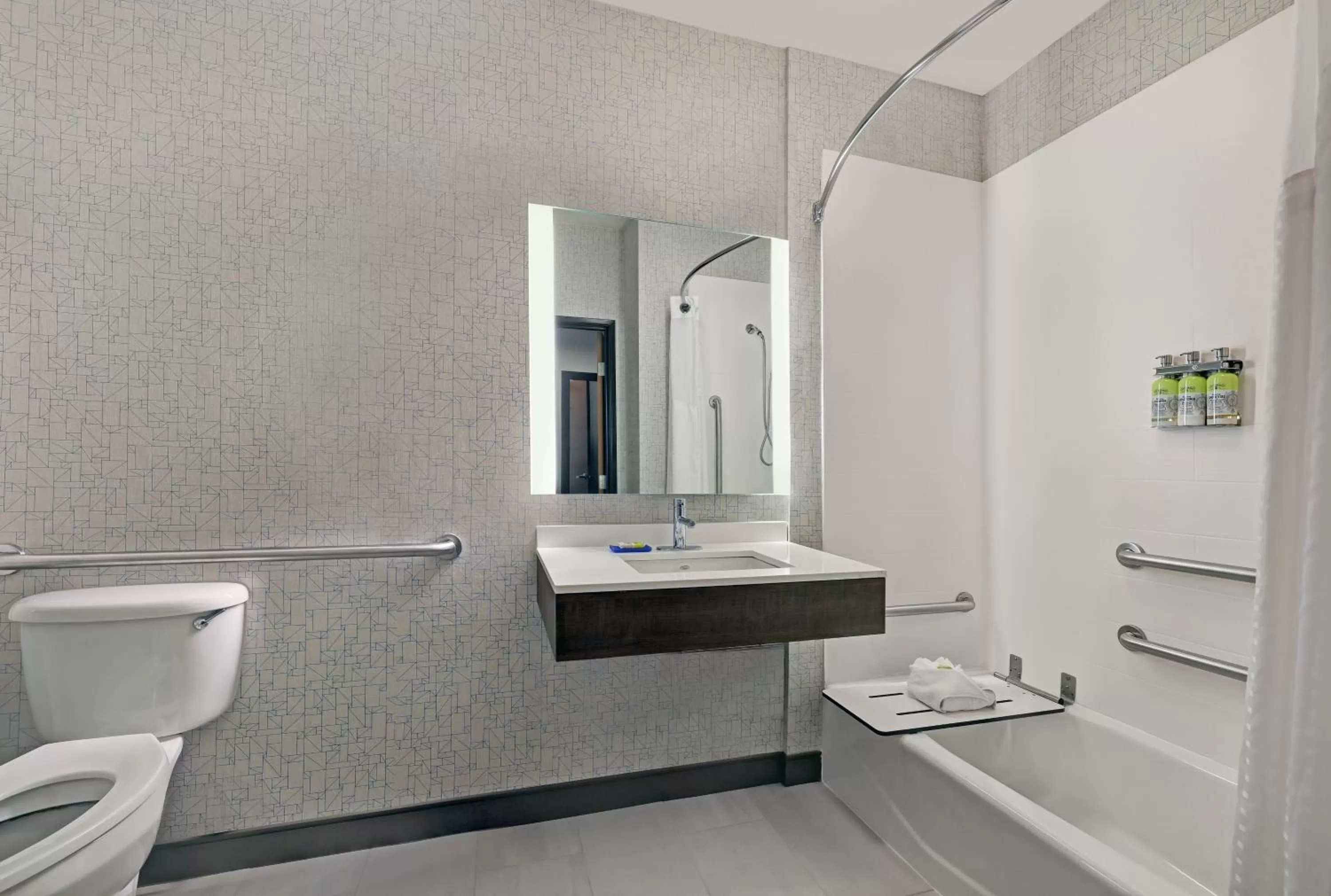 Queen Room with Two Queen Beds - Disability Access in Holiday Inn Express Newport, an IHG Hotel