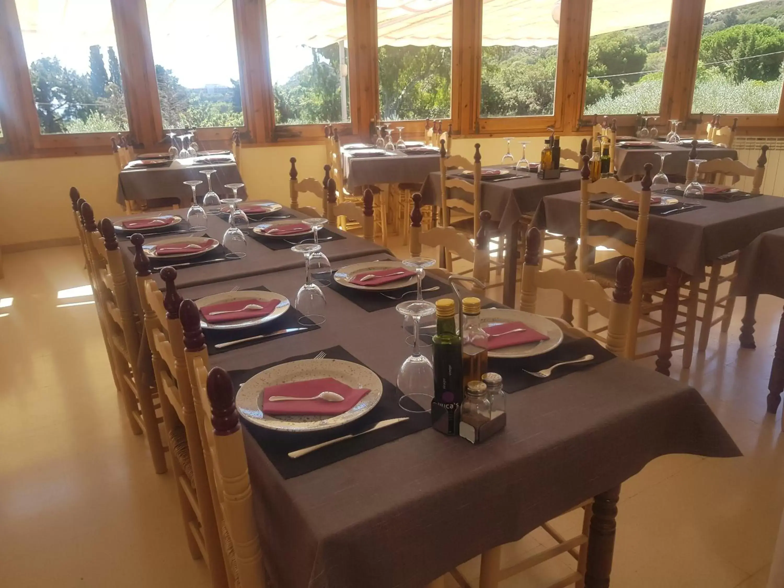 Restaurant/Places to Eat in Hostal Ondina