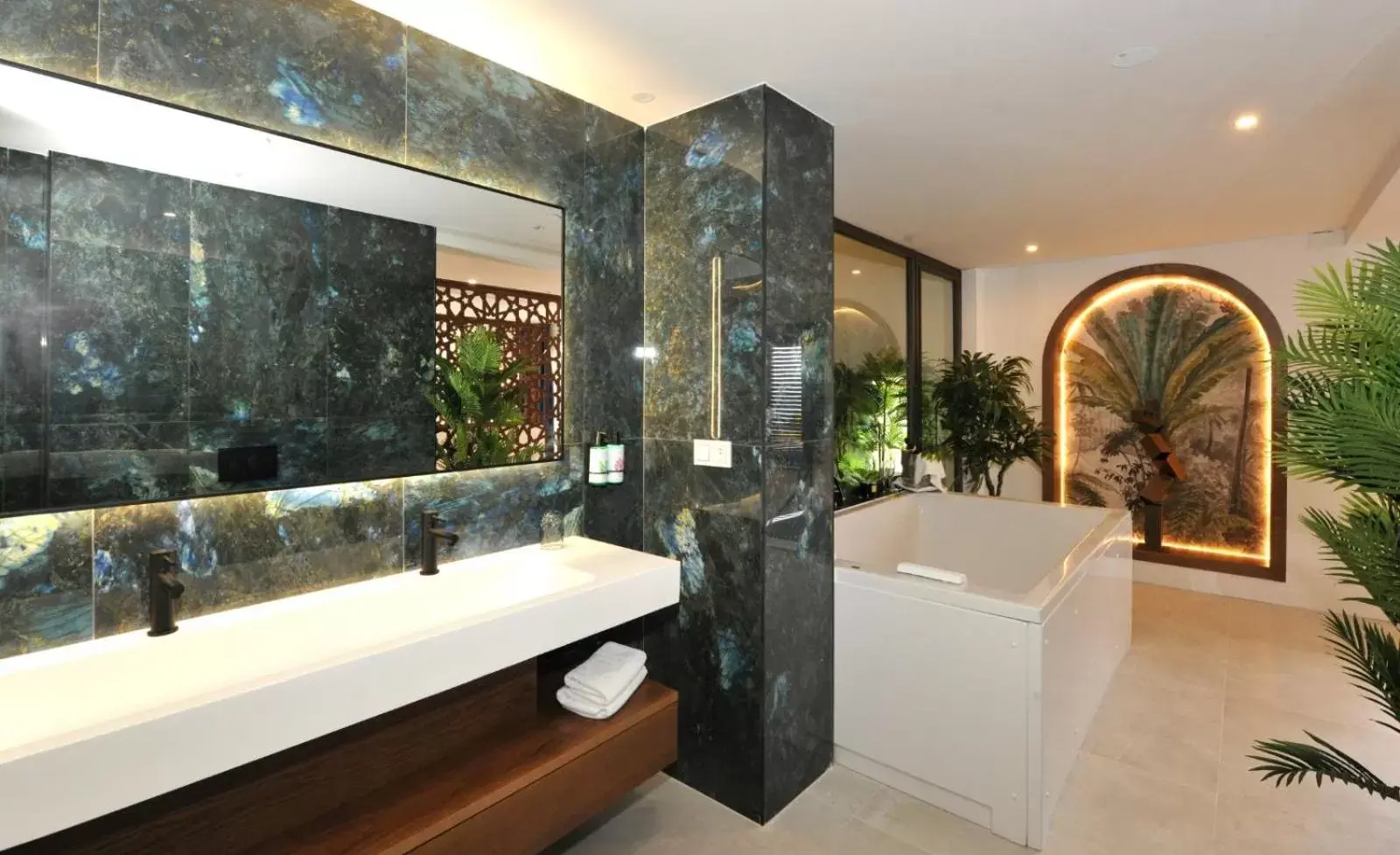 Bathroom in Hotel Salobreña Suites