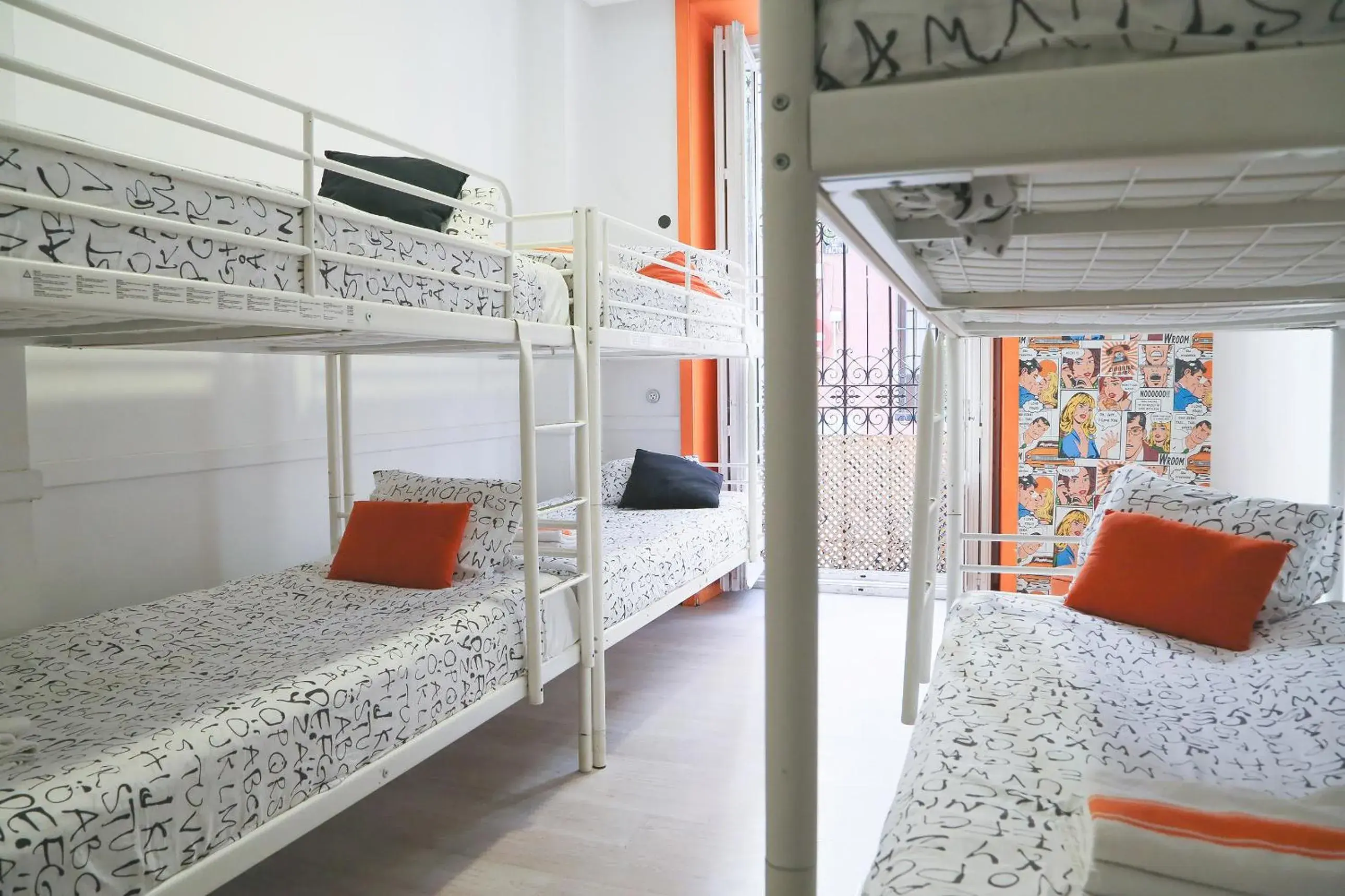 Photo of the whole room, Bunk Bed in Hostels Meetingpoint