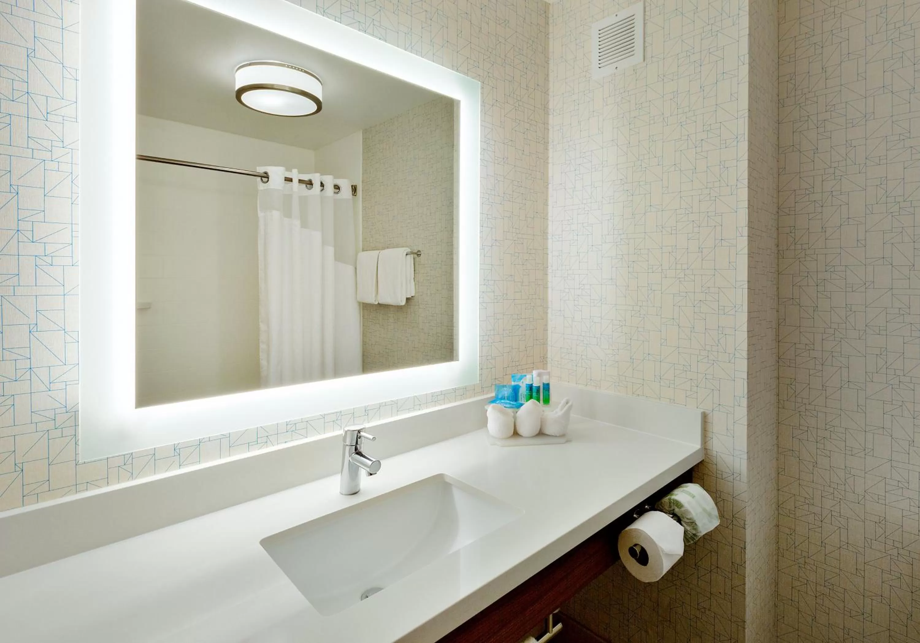 Bathroom in Holiday Inn Express Ellensburg by IHG