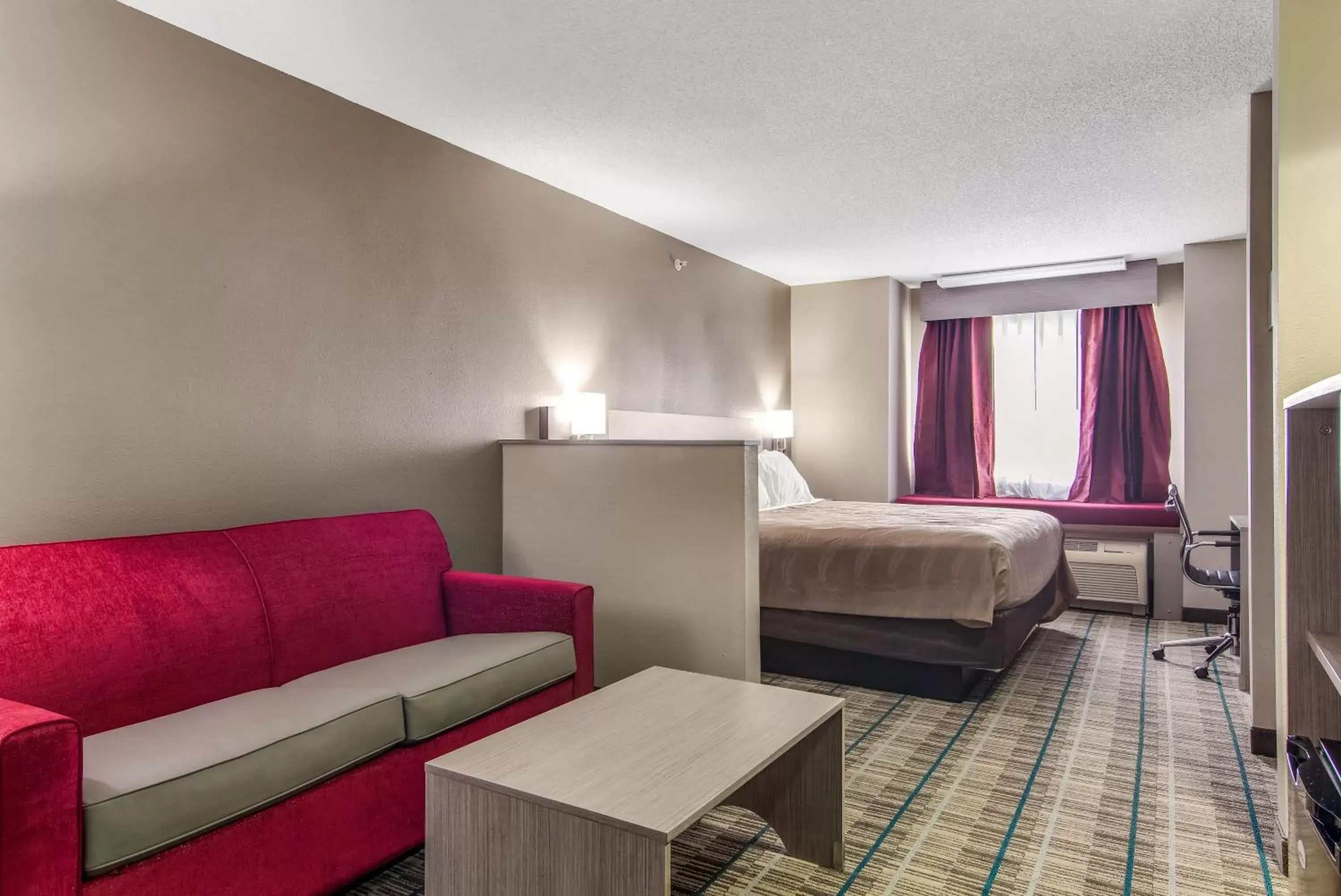 Living room in Quality Inn & Suites Grove City-Outlet Mall