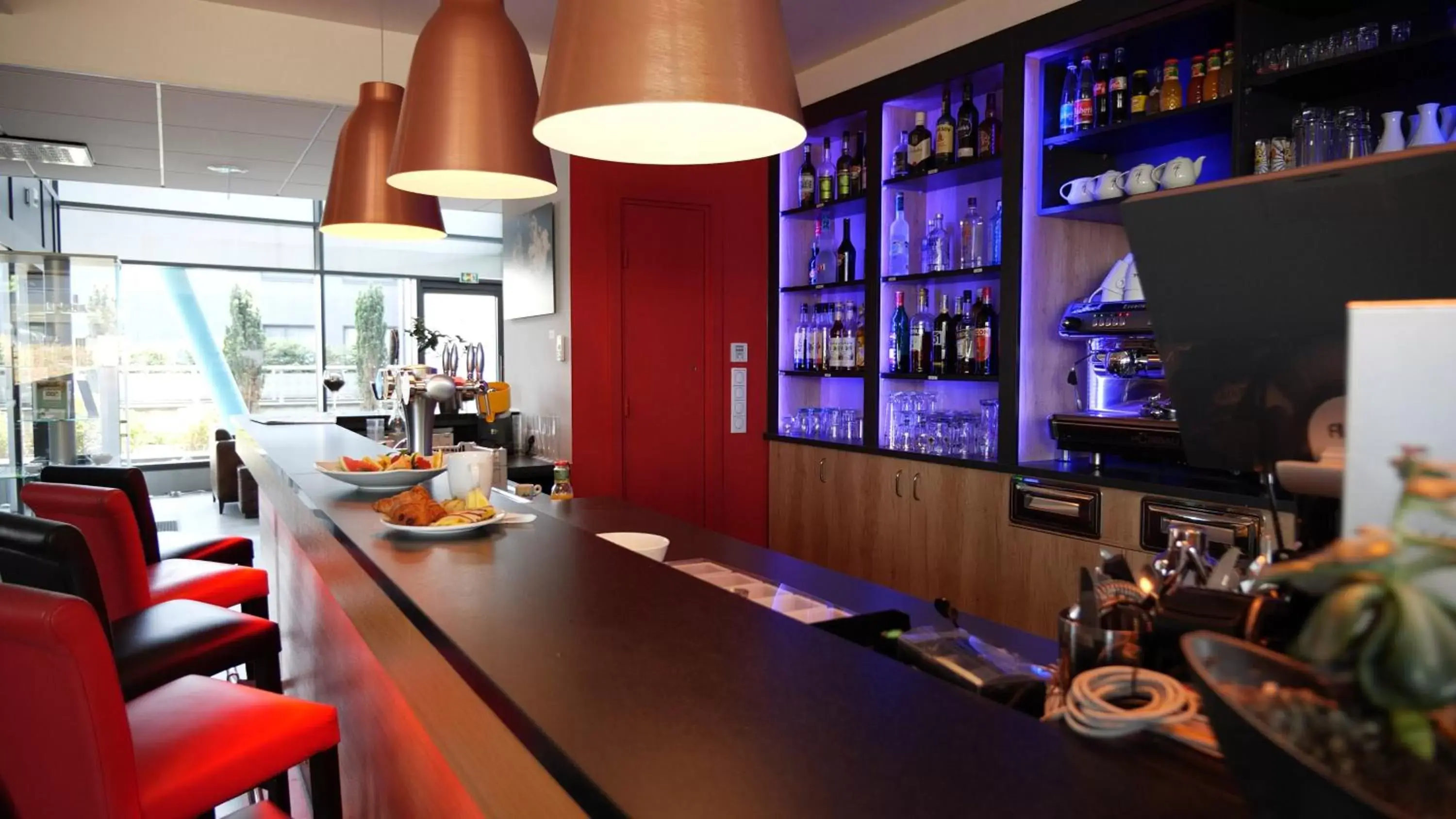 Lounge or bar in Mercure Bale Mulhouse Aeroport