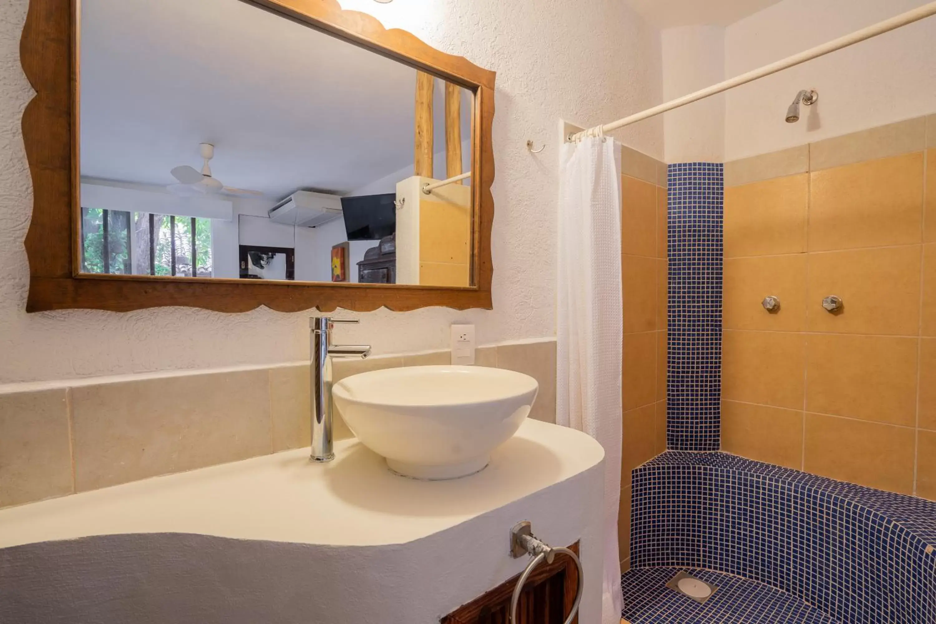 Toilet, Bathroom in Hotel Misión y Spa