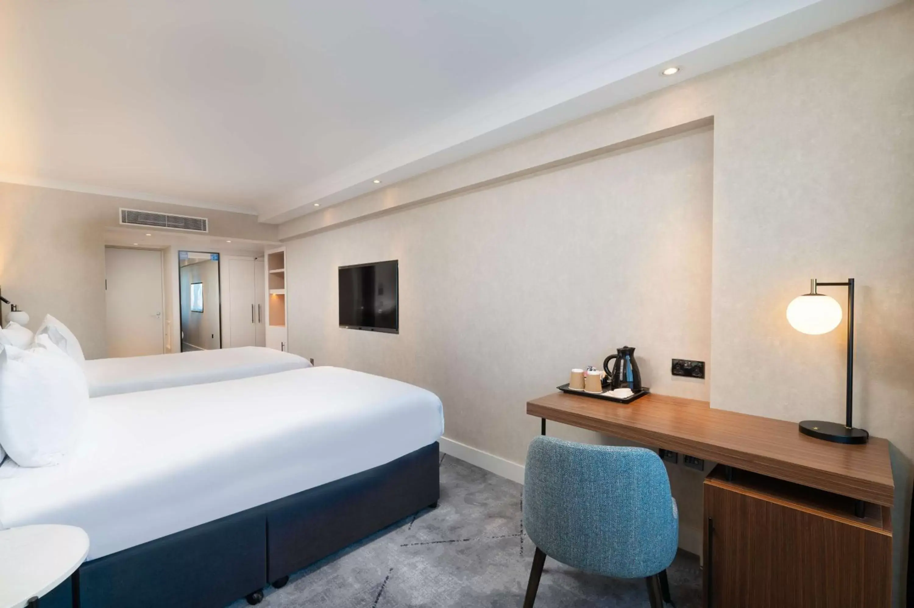 Bedroom, Bed in Hilton London Metropole