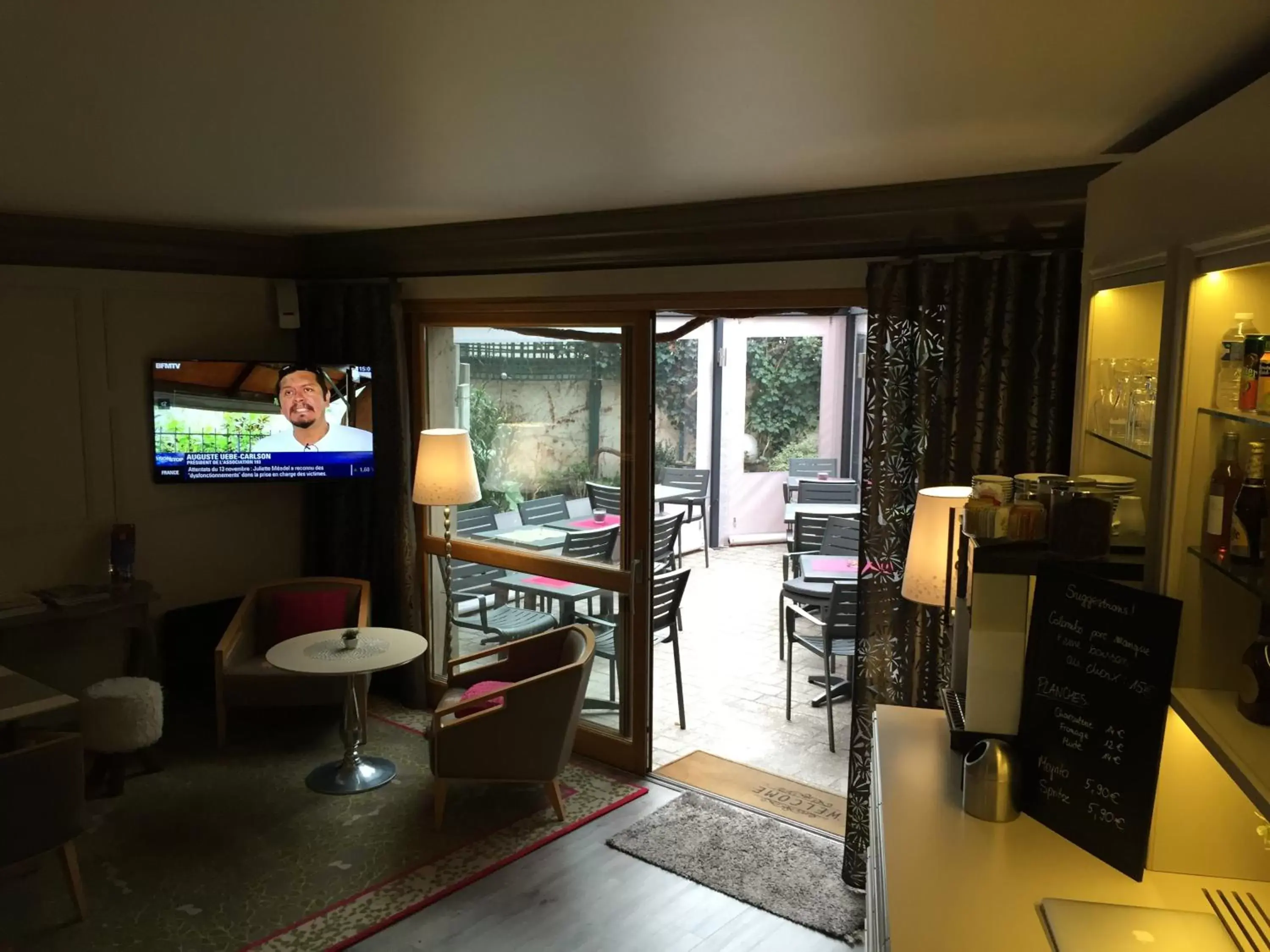 Communal lounge/ TV room in Hotel Dauphin