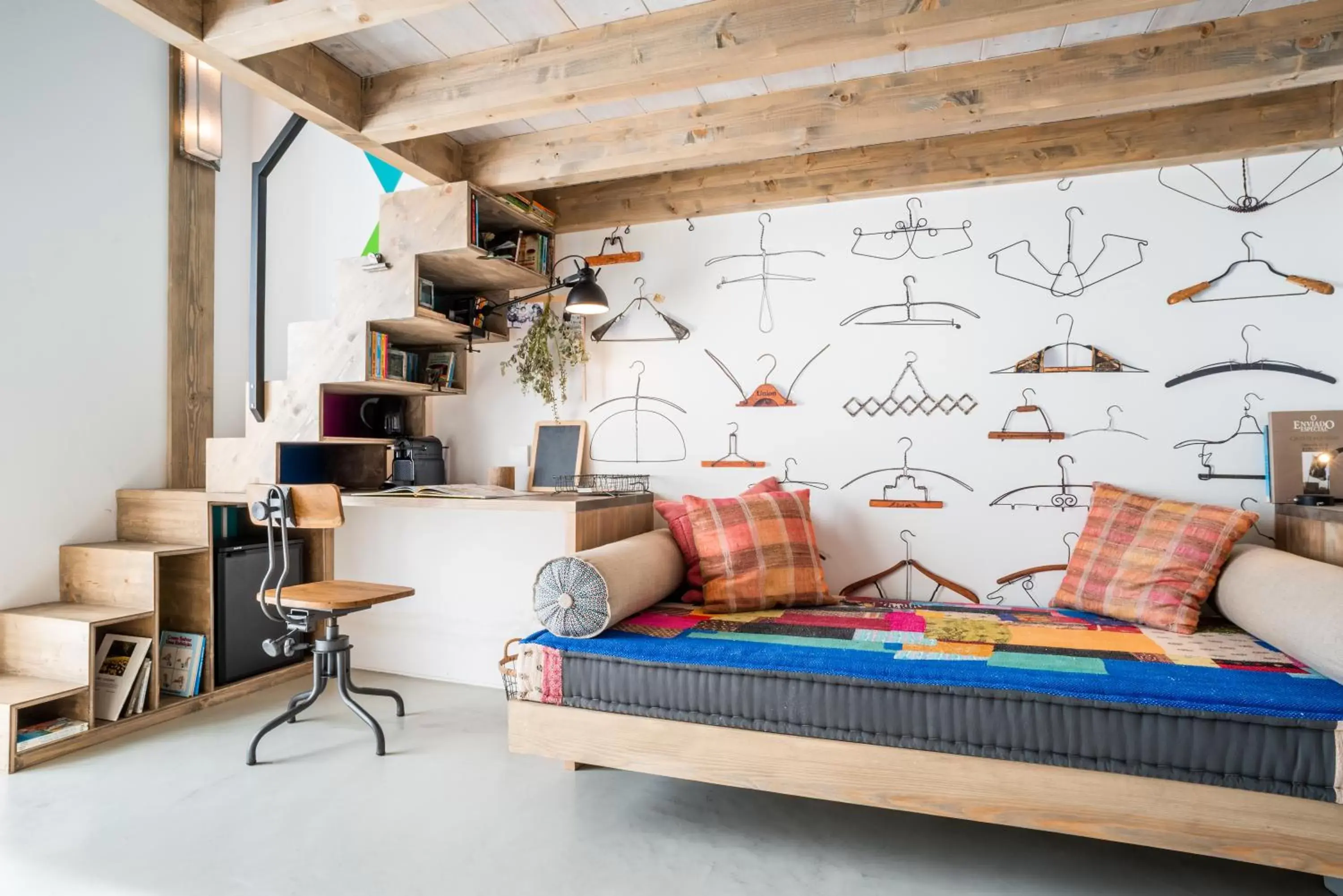 Bed, Seating Area in Colégio Charm House