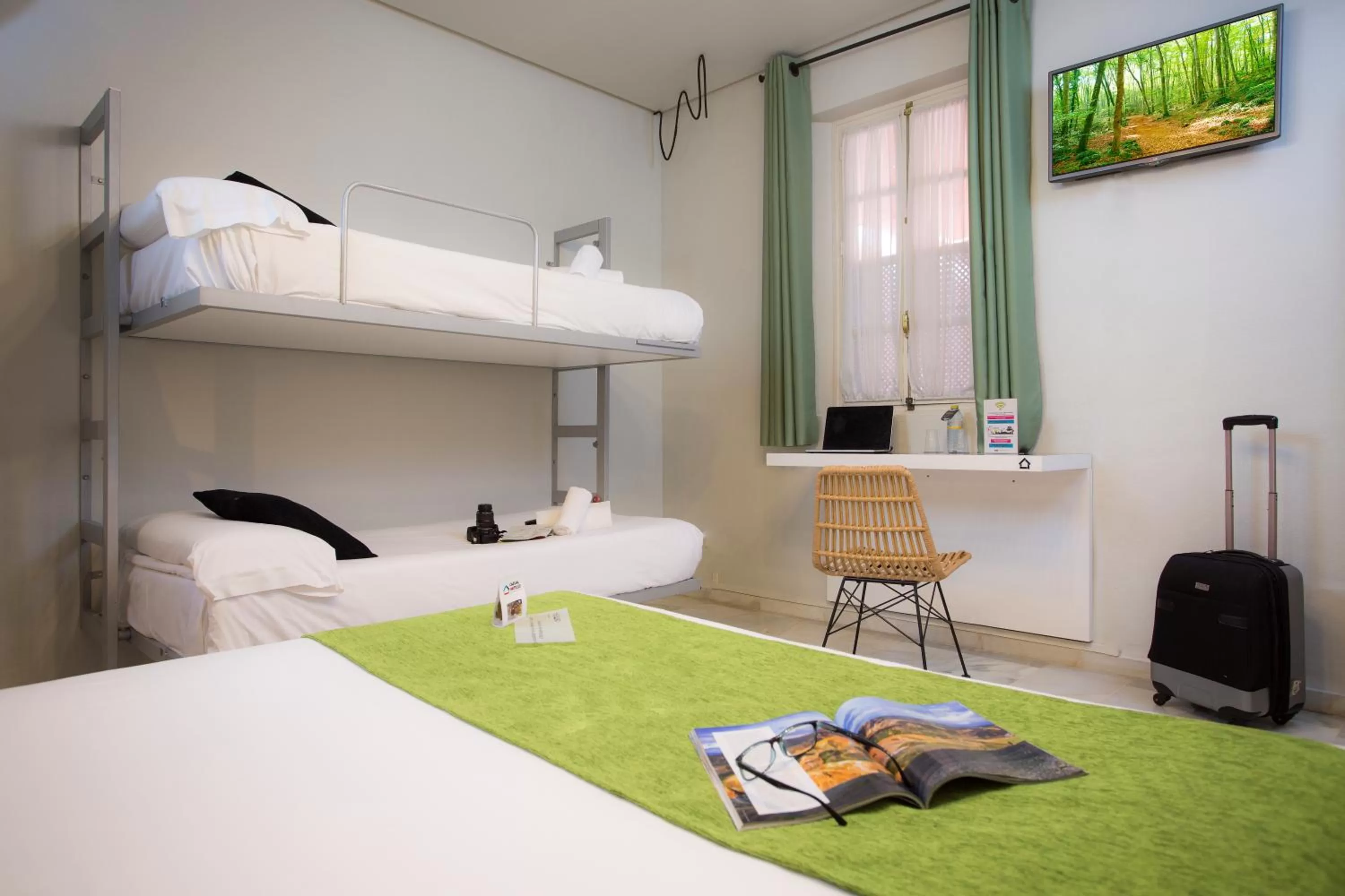 Photo of the whole room, Bed in Casual de las Letras Sevilla