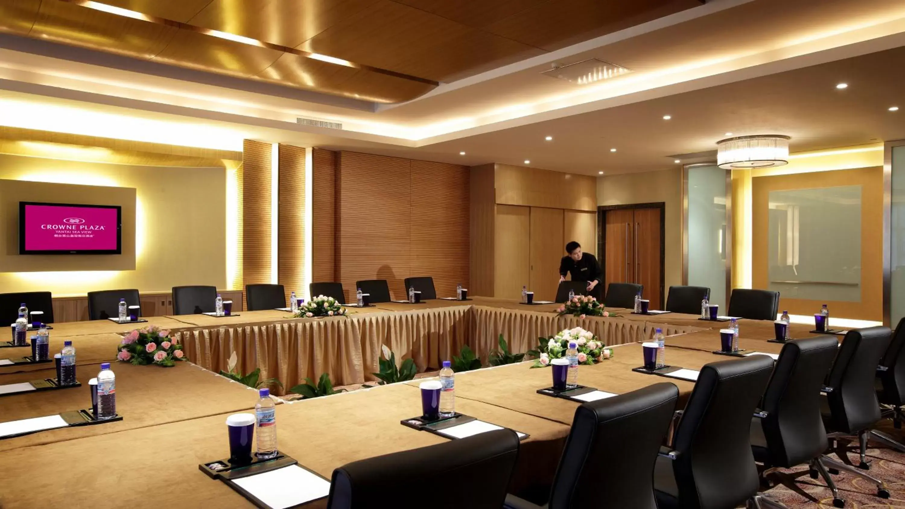 Meeting/conference room, Business Area/Conference Room in Crowne Plaza Yantai Sea View, an IHG Hotel