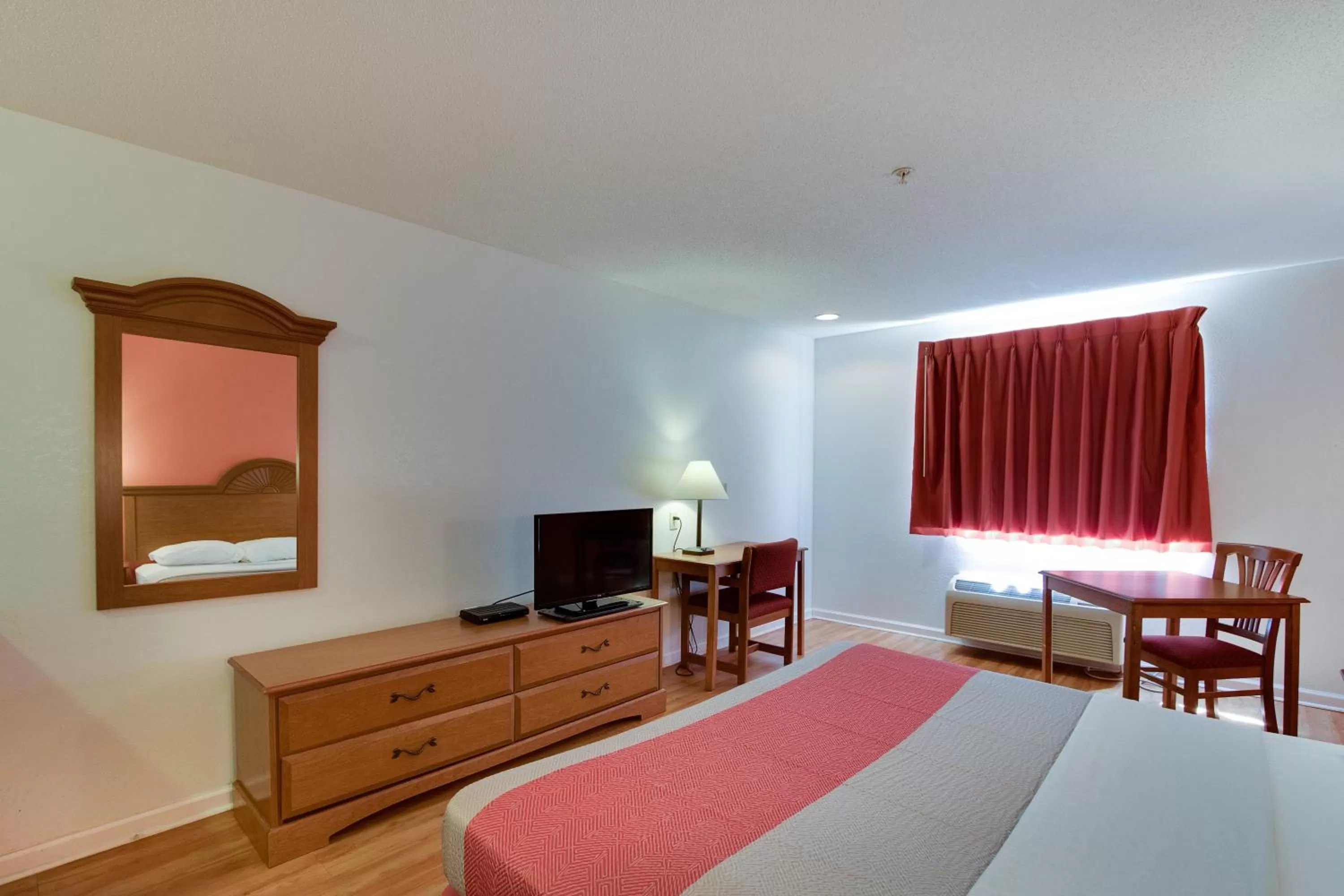 Bedroom, Bed in Motel 6-Hinesville, GA