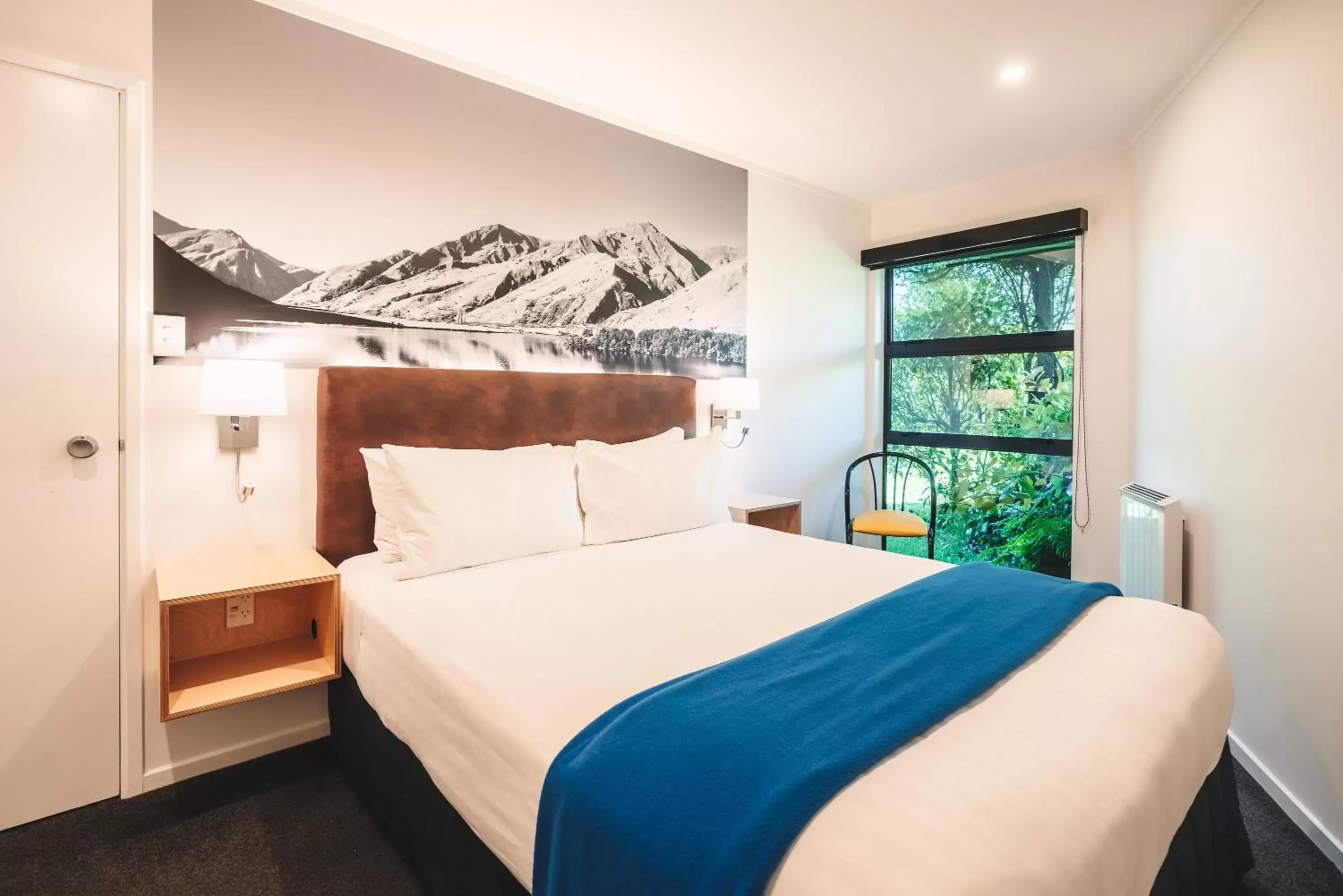 Bedroom, Bed in Blue Peaks Lodge