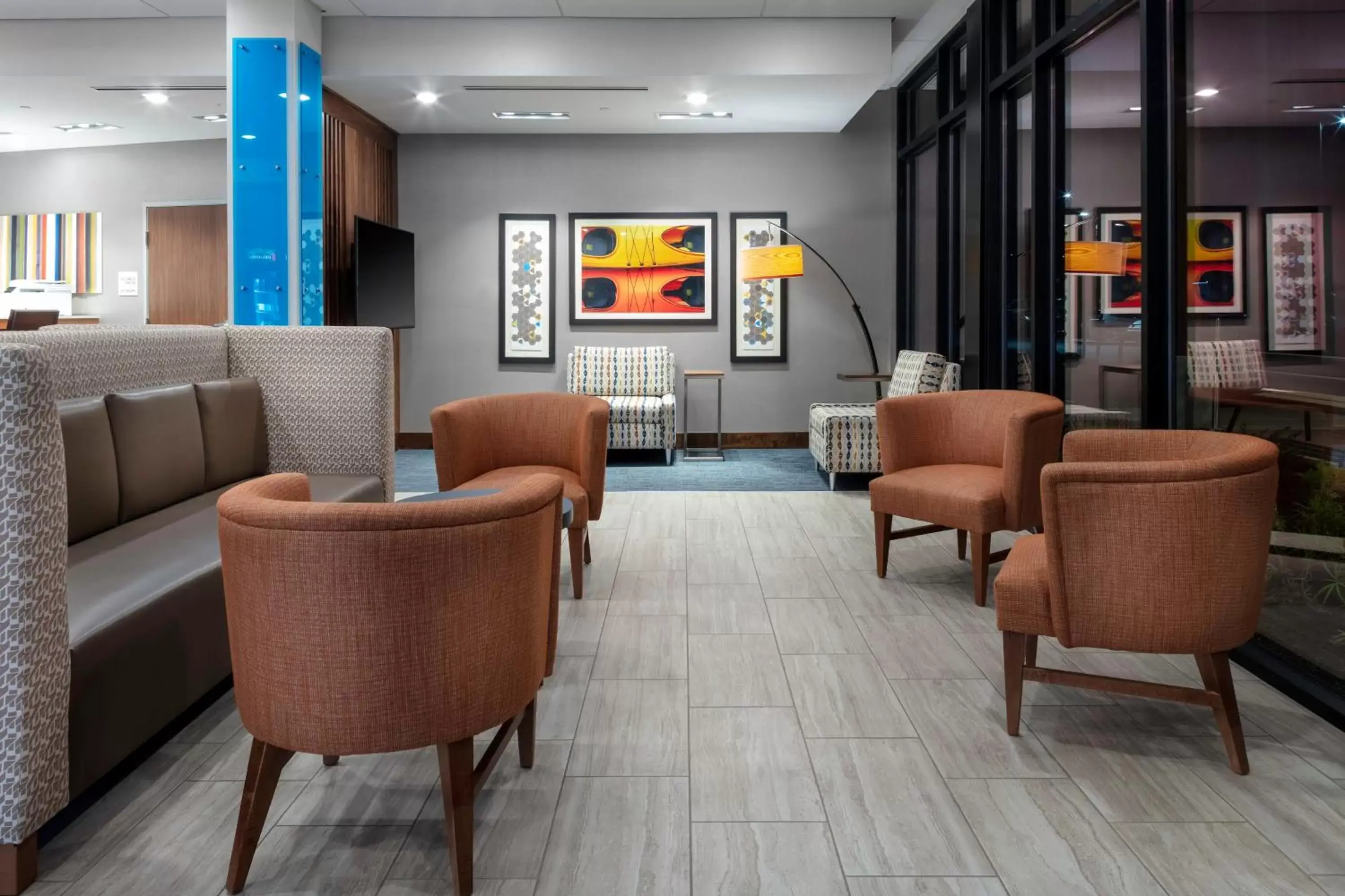 Lobby or reception, Lounge/Bar in Holiday Inn Express & Suites - The Dalles, an IHG Hotel