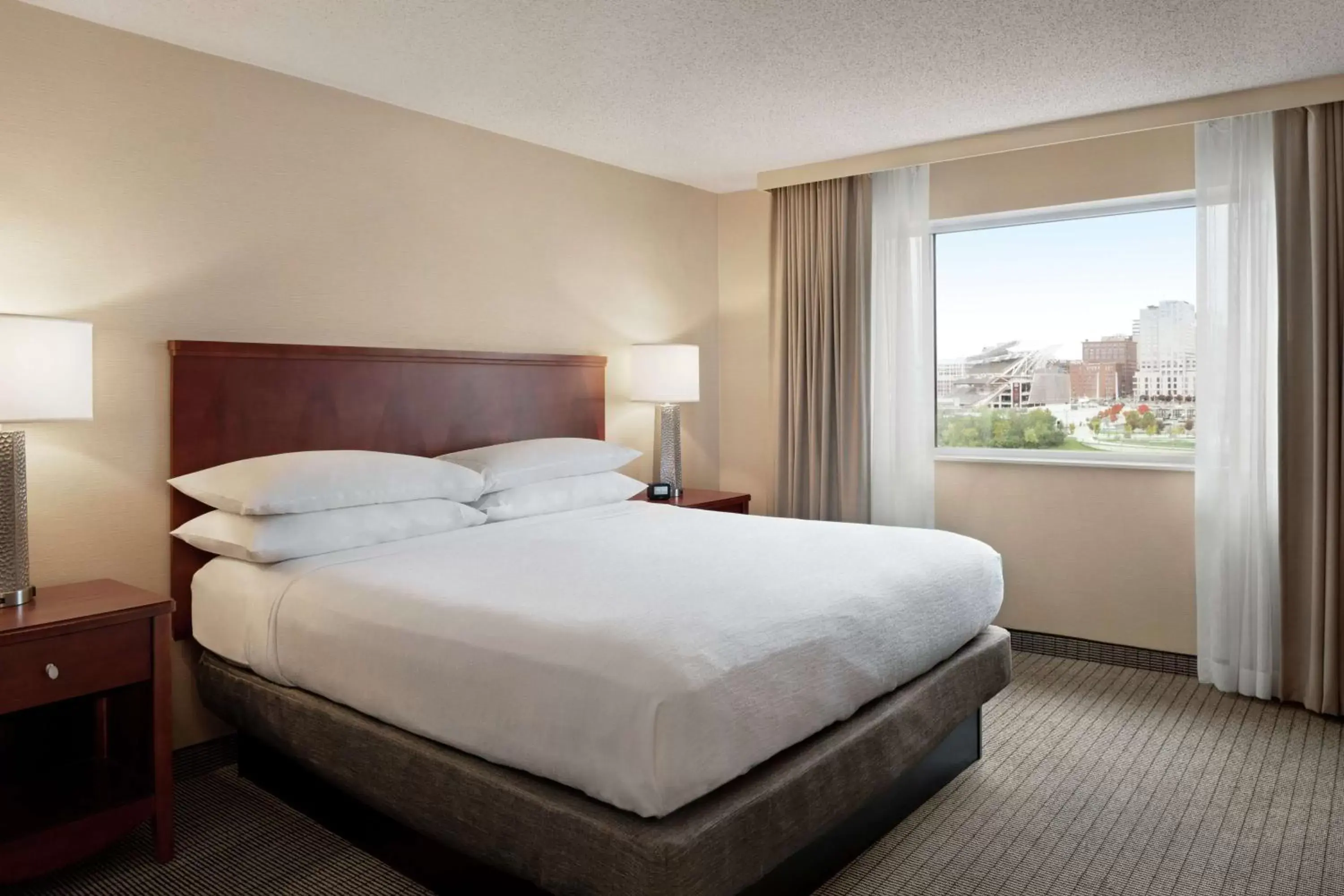 Bed in Embassy Suites Cincinnati - RiverCenter