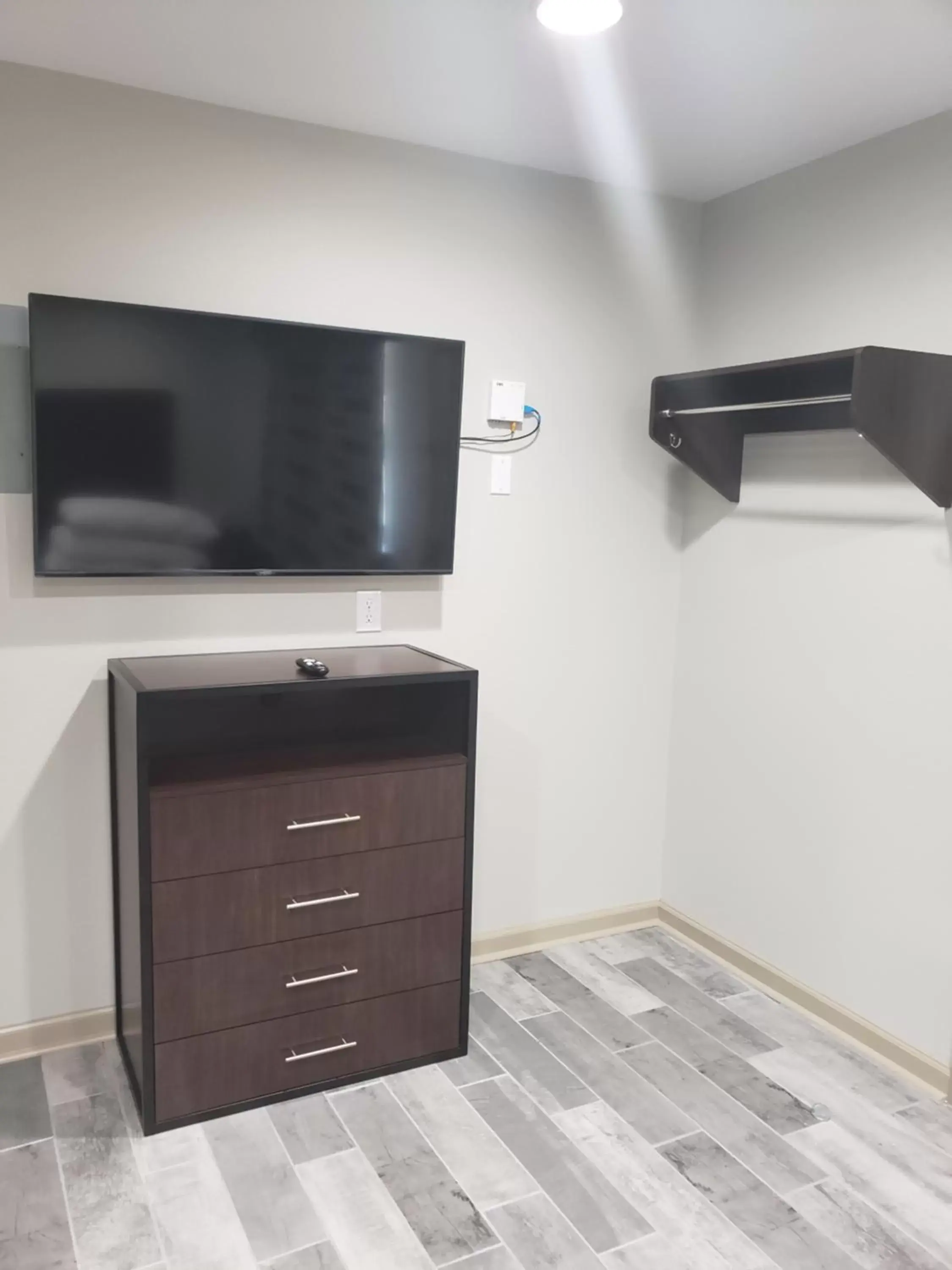 TV/Entertainment Center in Budget Inn & Suites Baton Rouge