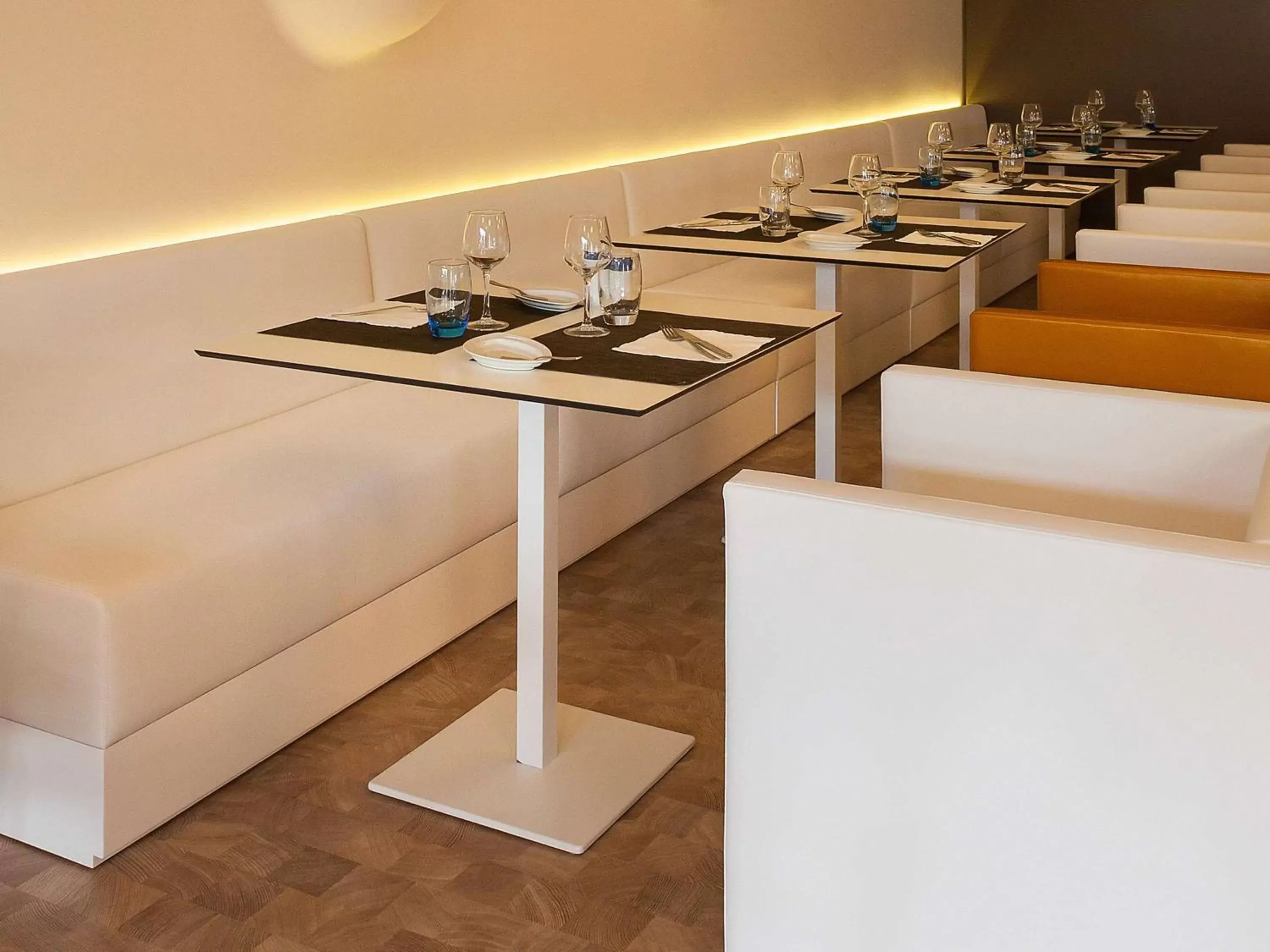 Restaurant/Places to Eat in Novotel Setubal