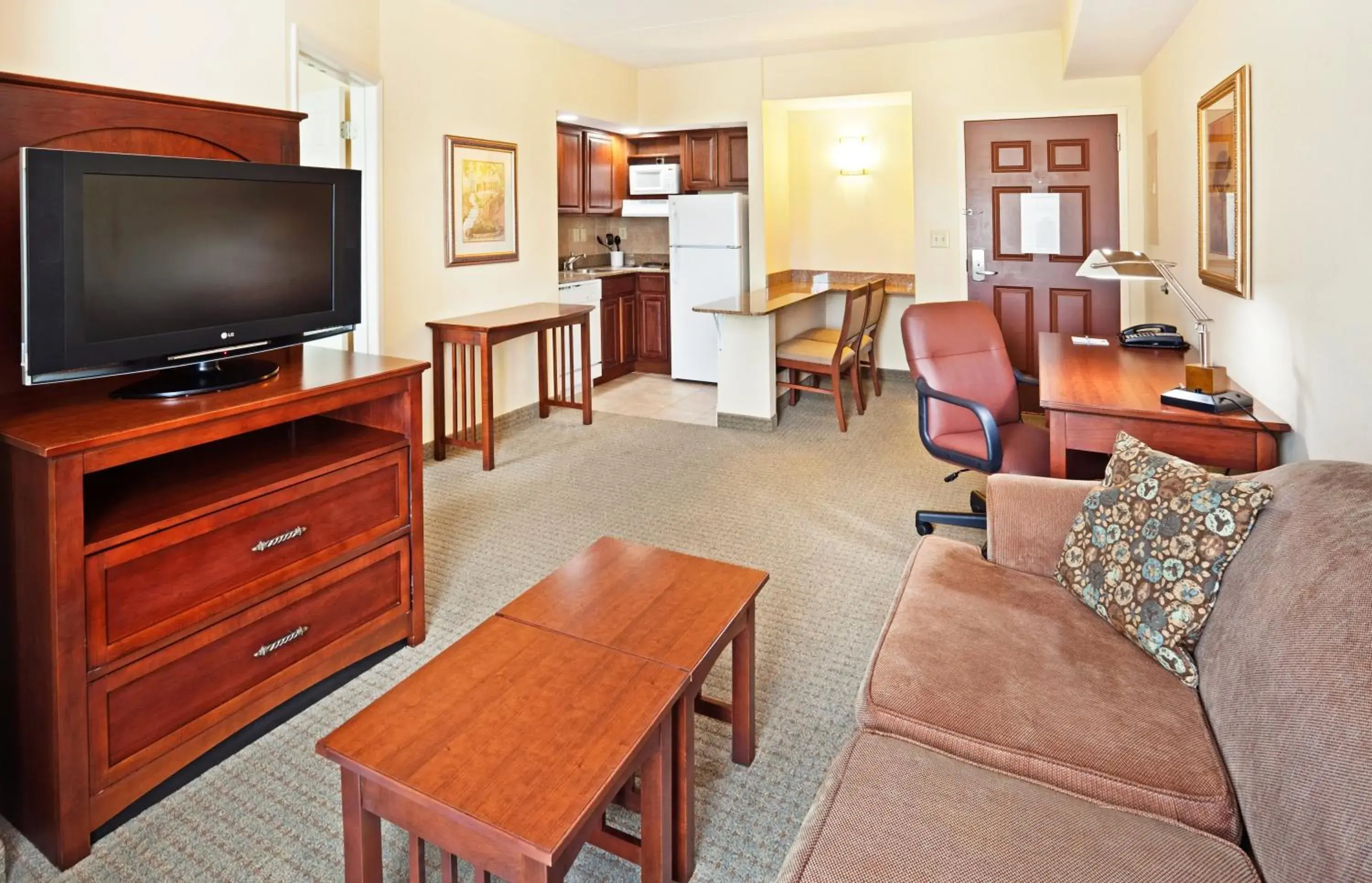 Photo of the whole room, TV/Entertainment Center in Staybridge Suites-Knoxville Oak Ridge