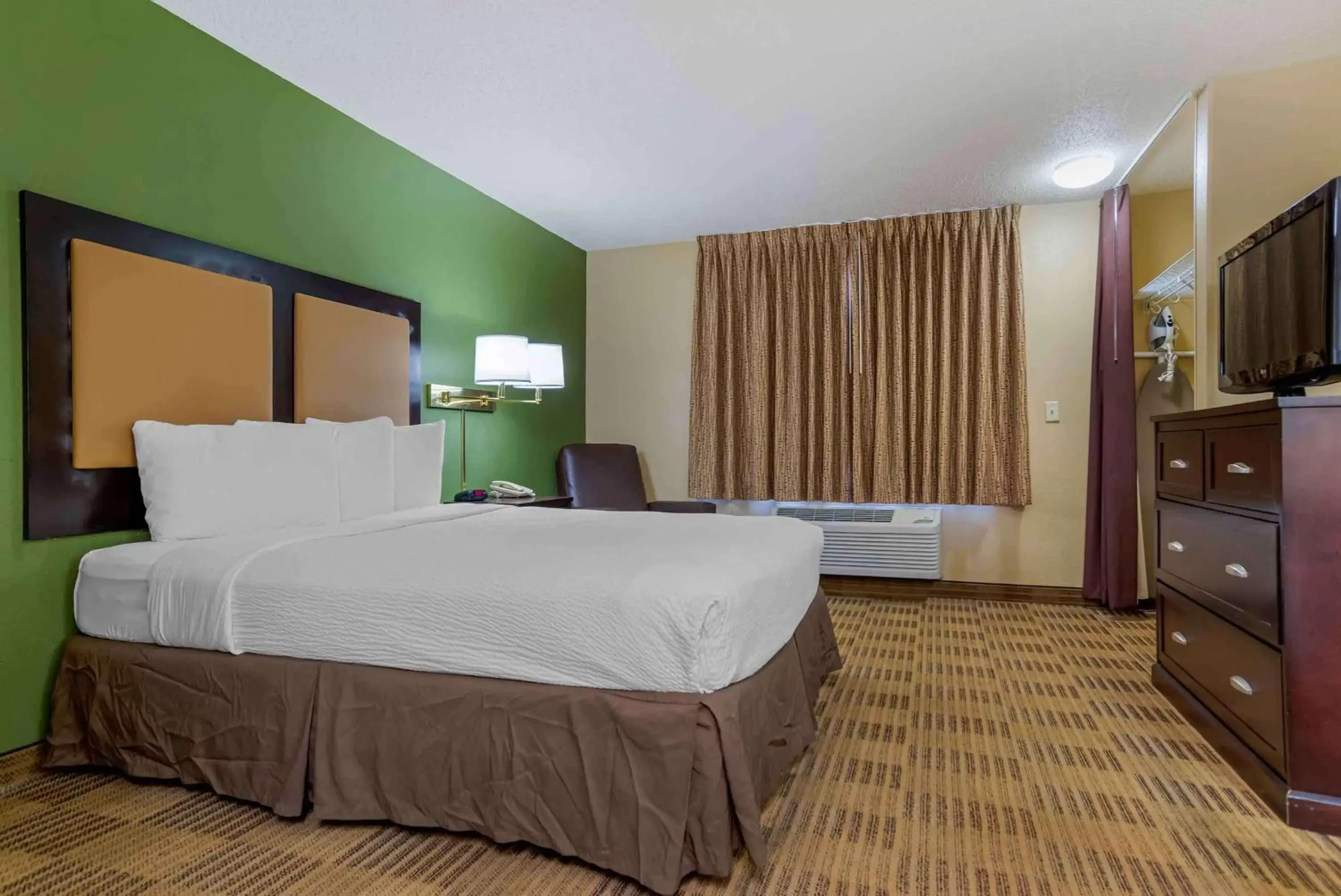 Bedroom, Bed in Extended Stay America Suites - New Orleans - Metairie