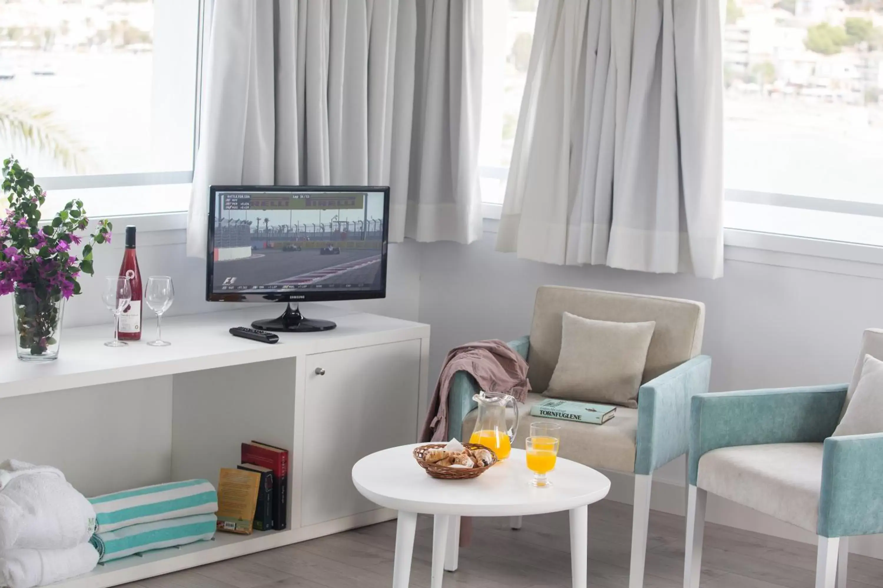 TV and multimedia, TV/Entertainment Center in Hotel Marina