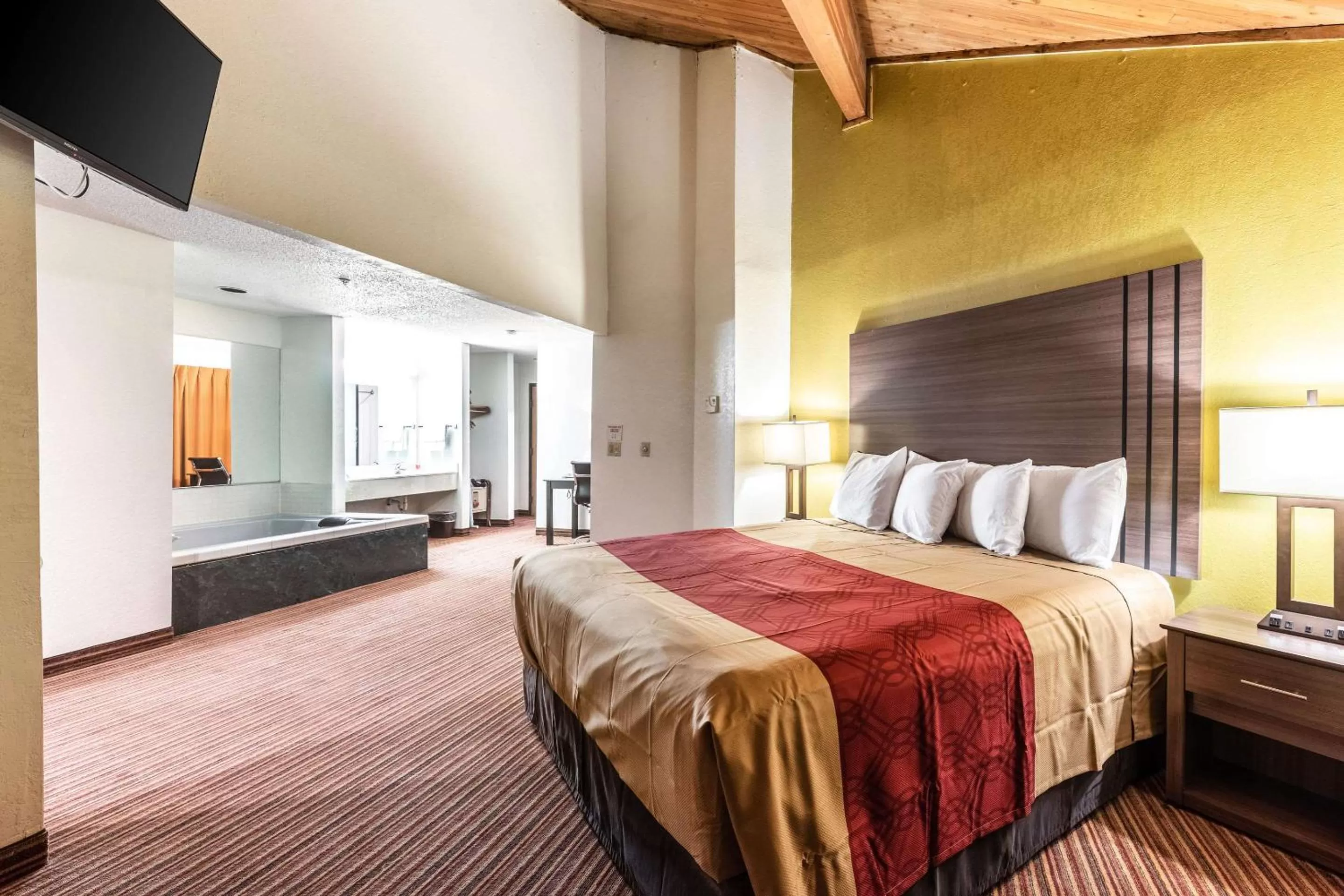 Photo of the whole room, Bed in Econo Lodge Inn & Suites