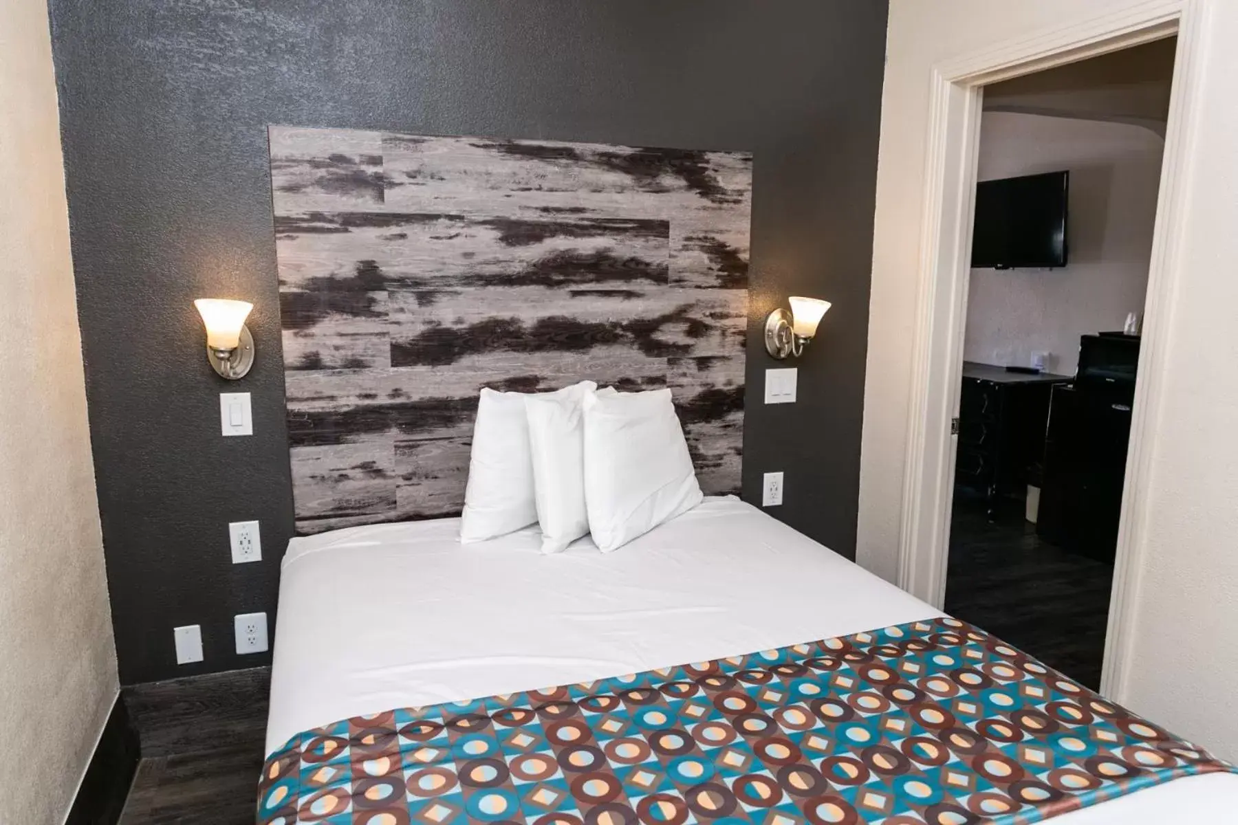 Photo of the whole room, Bed in Anaheim Discovery Inn and Suites