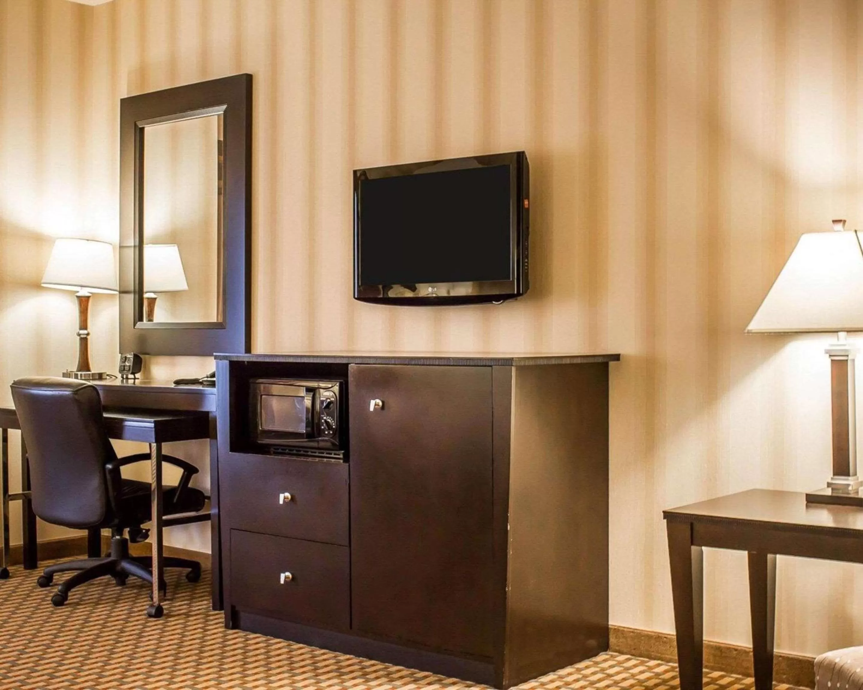 Photo of the whole room in Comfort Suites Edinboro