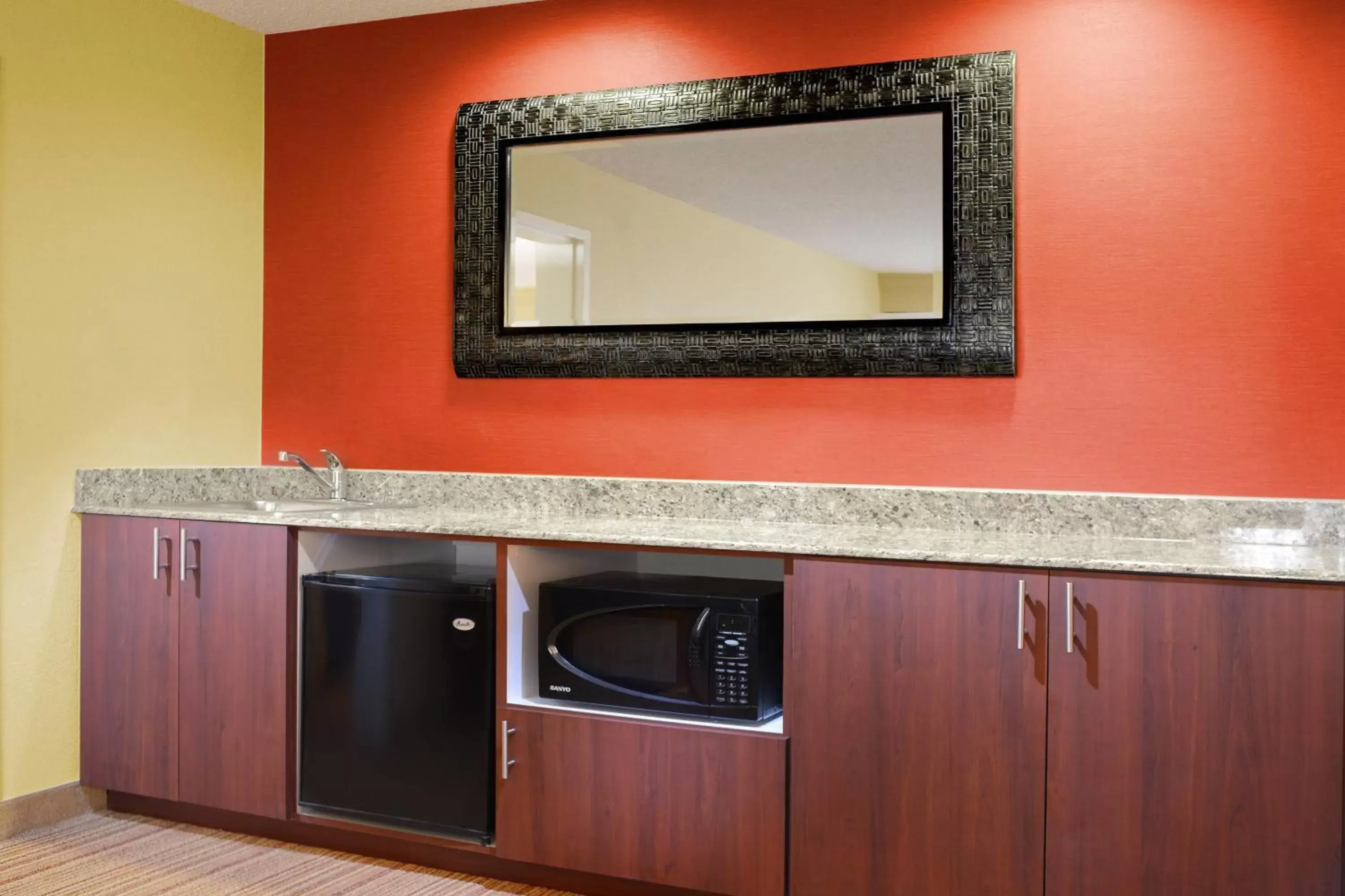 Bedroom, Kitchen/Kitchenette in Courtyard by Marriott Dallas Plano in Legacy Park