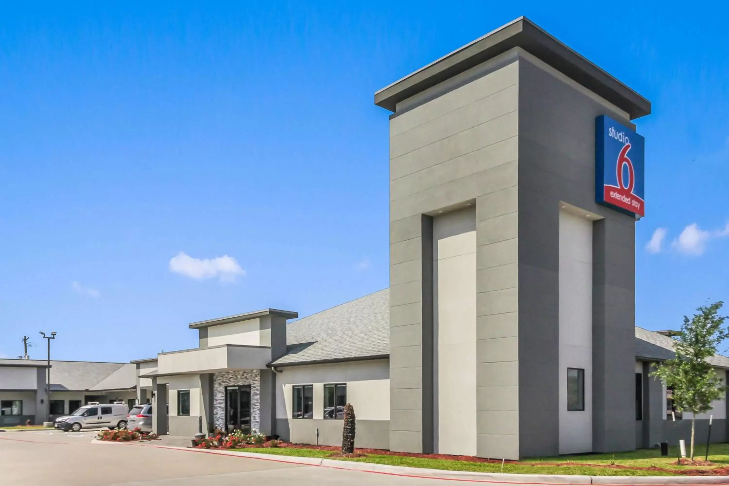 Property building in Studio 6 Deer Park, Tx Property building in Studio 6 Deer Park, Tx