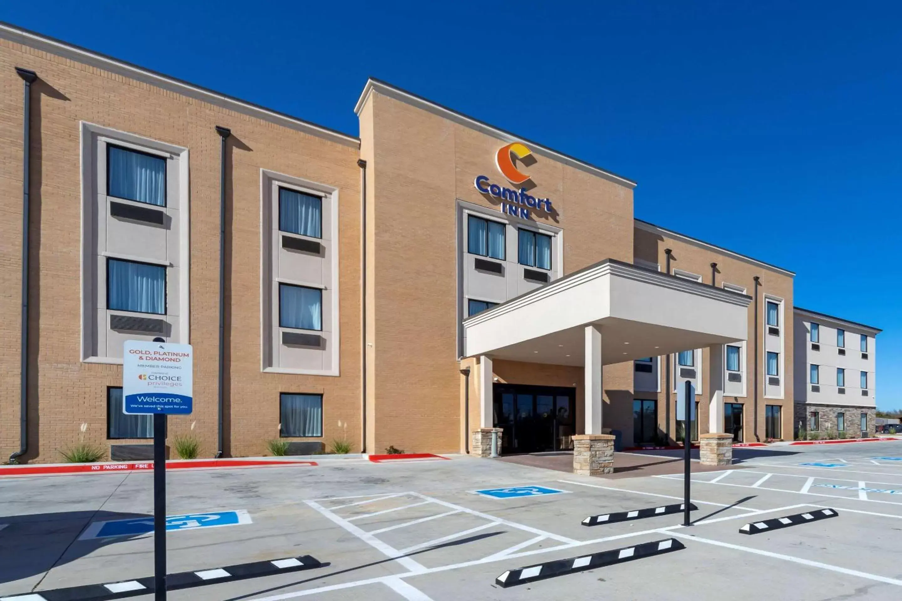 Property building in Comfort Inn & Suites Harrah Property building in Comfort Inn & Suites Harrah