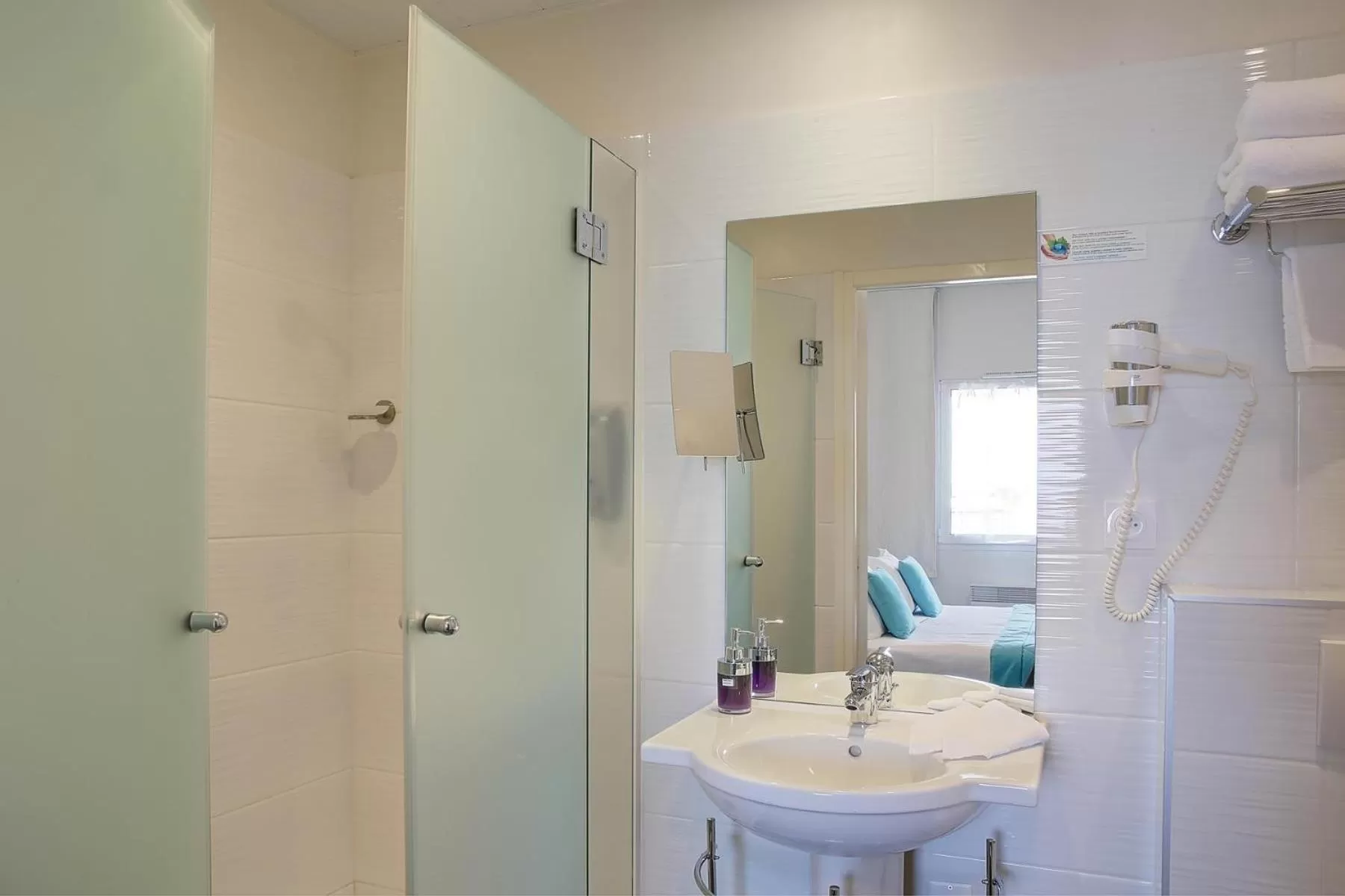 Shower in Best Western Plus Les Terrasses de Bréhat