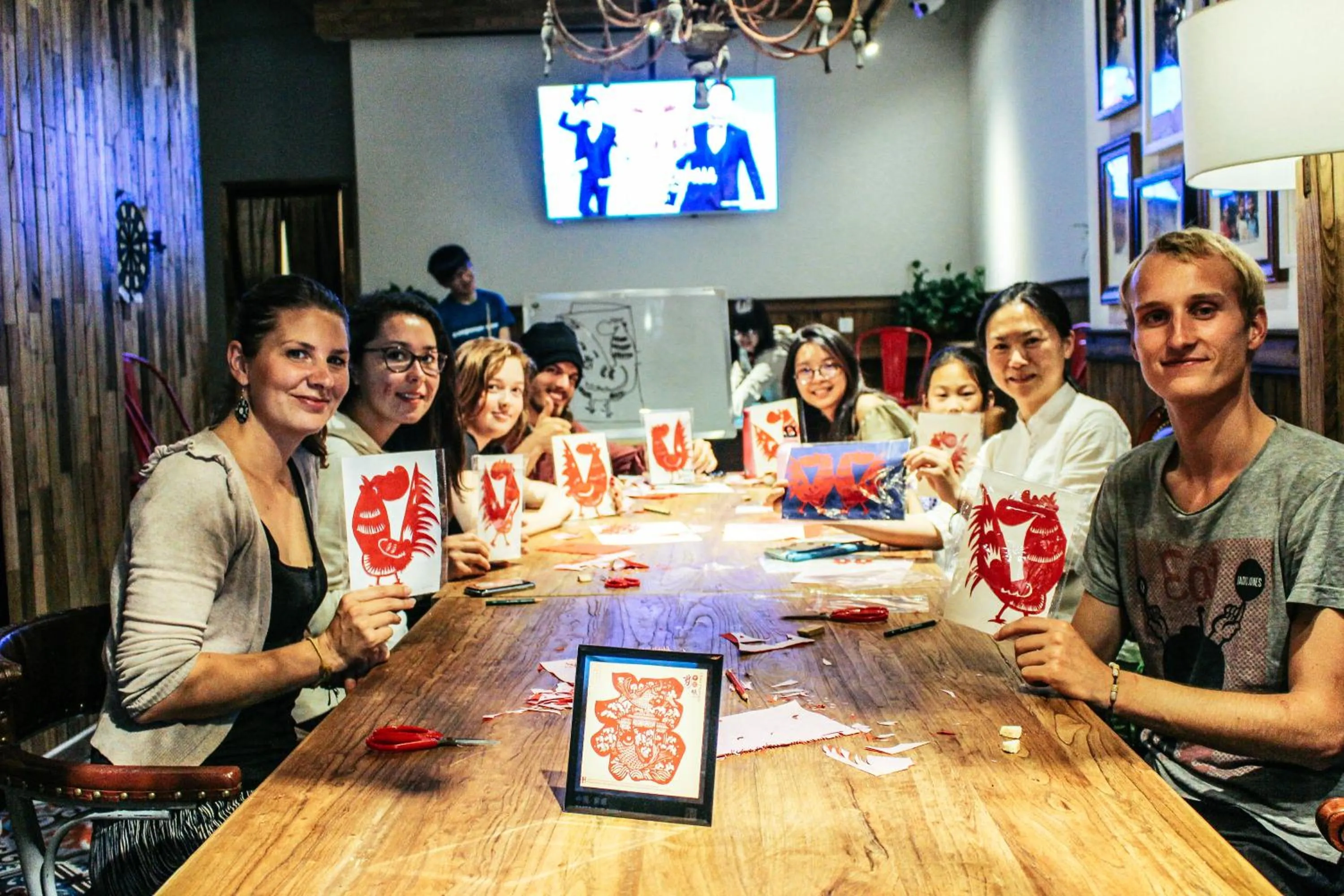 Lounge or bar in SONDERIA Lazybones Hostel- Wenshu Temple Side, Chill Hostel with All-Day Brunch, Travel Agency in English & Local Bar Vibes