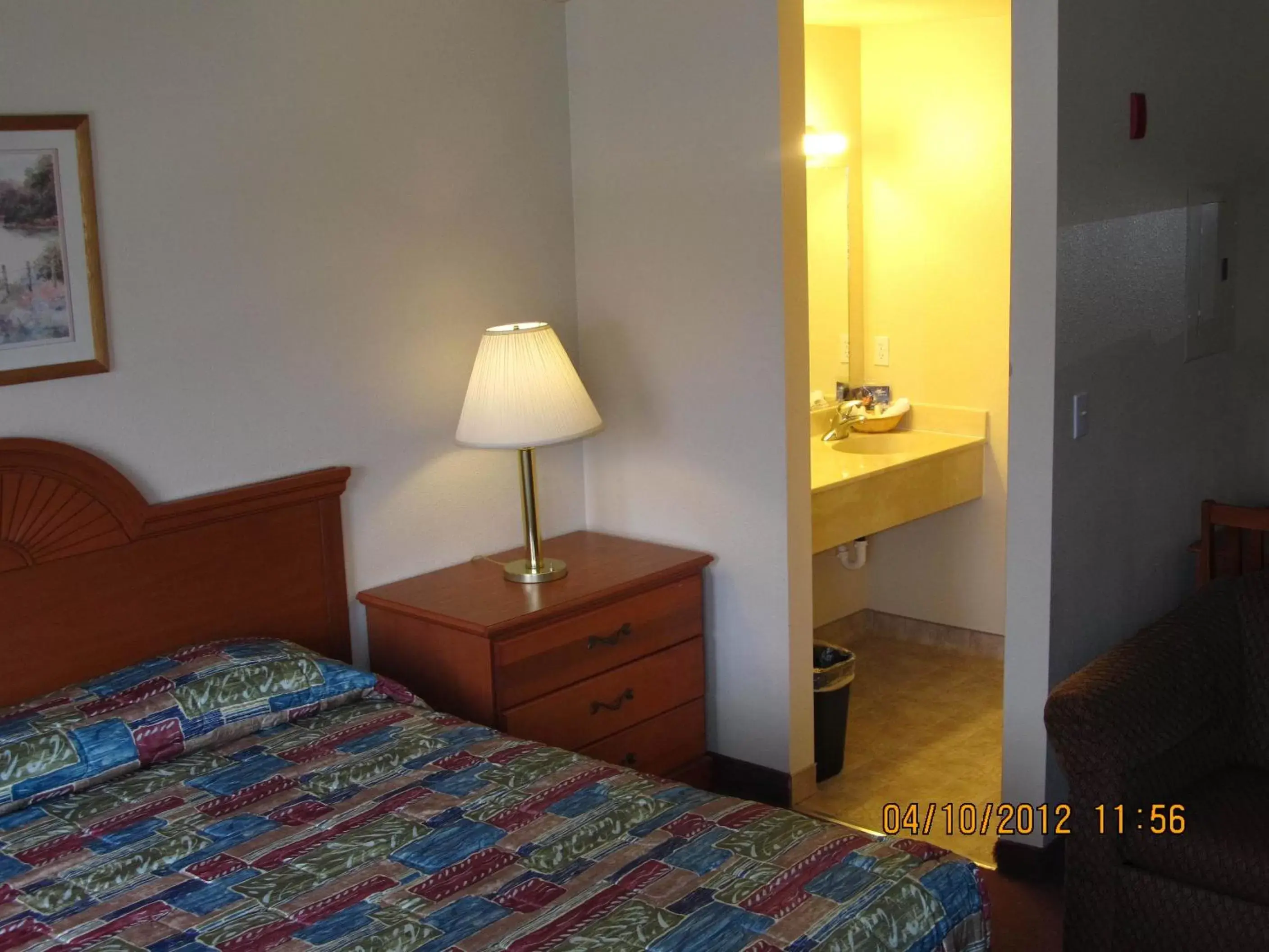 Bathroom, Bed in Carson City Plaza Hotel