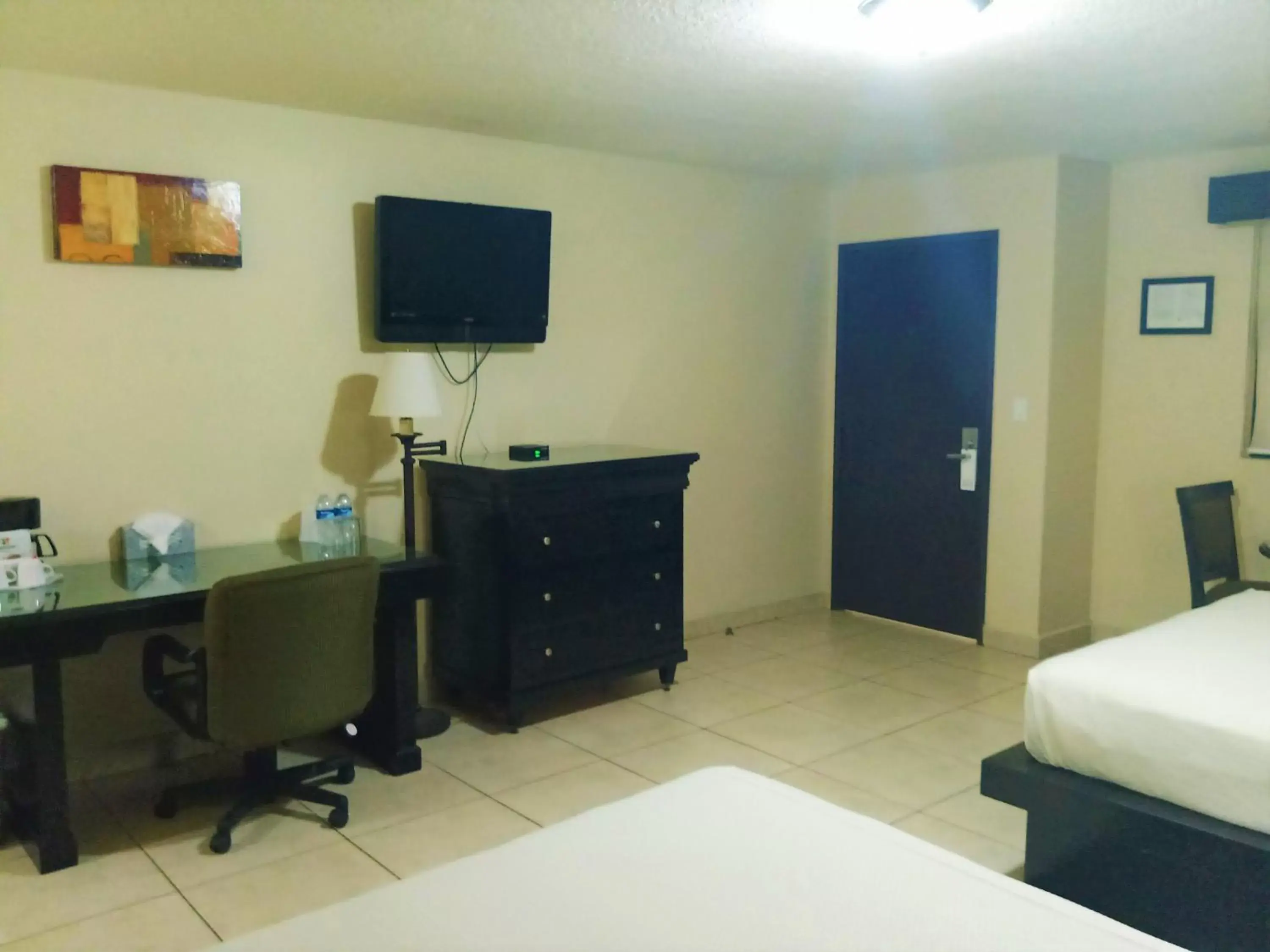 Bed, TV/Entertainment Center in Baja Inn Hoteles Ensenada