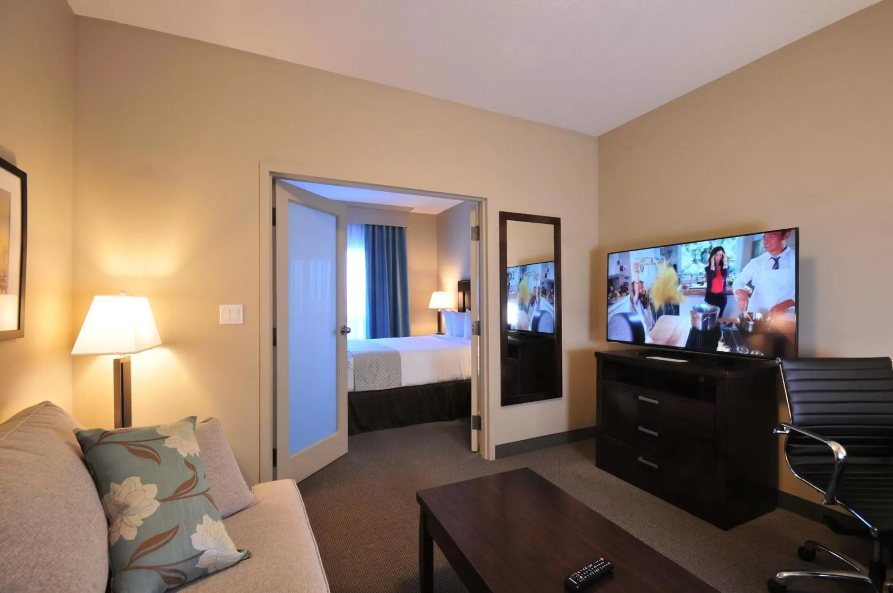 Seating area, TV/Entertainment Center in Ramada by Wyndham Emerald Park/Regina East