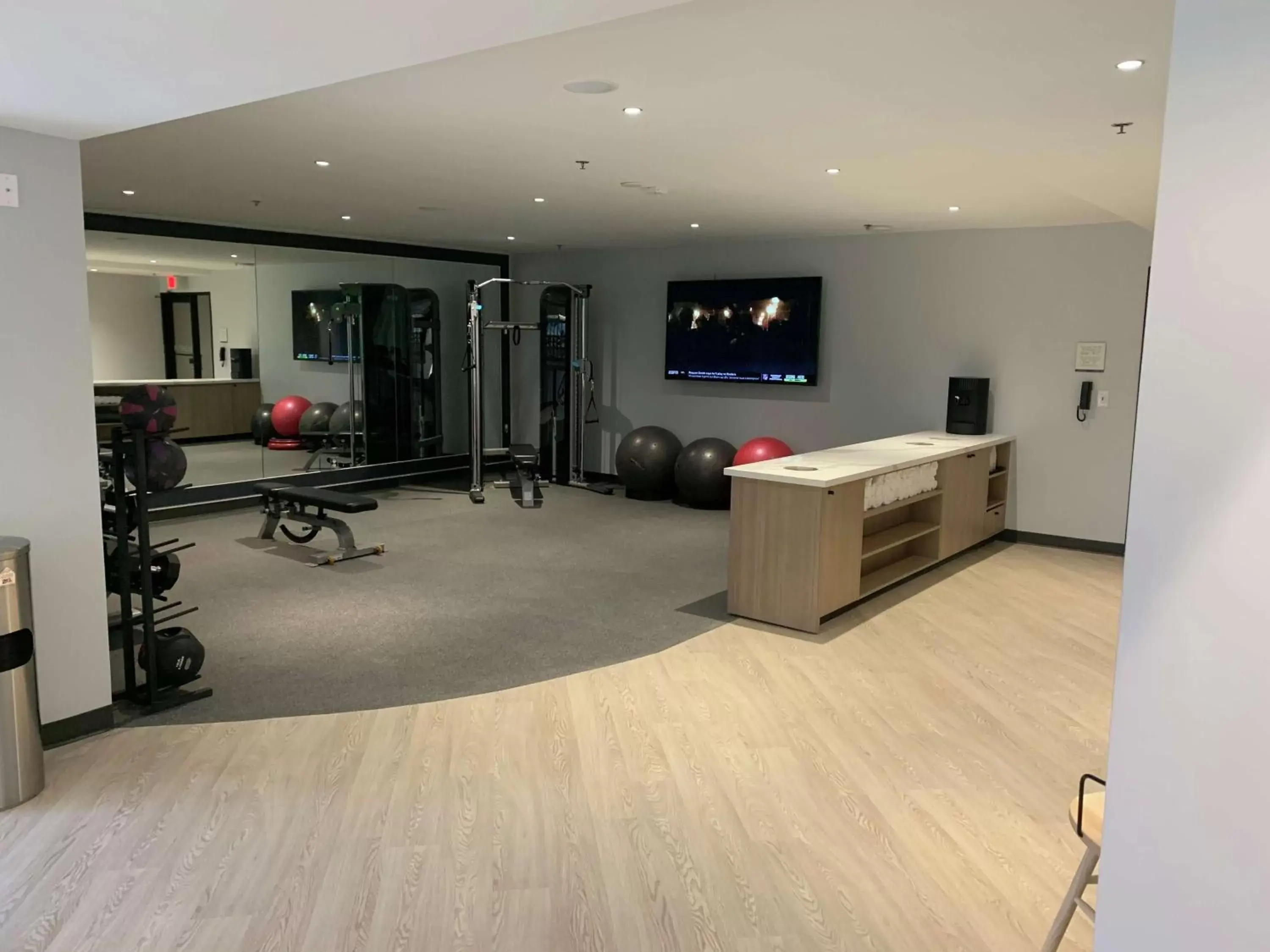 Fitness centre/facilities, TV/Entertainment Center in DoubleTree by Hilton Tampa Rocky Point Waterfront