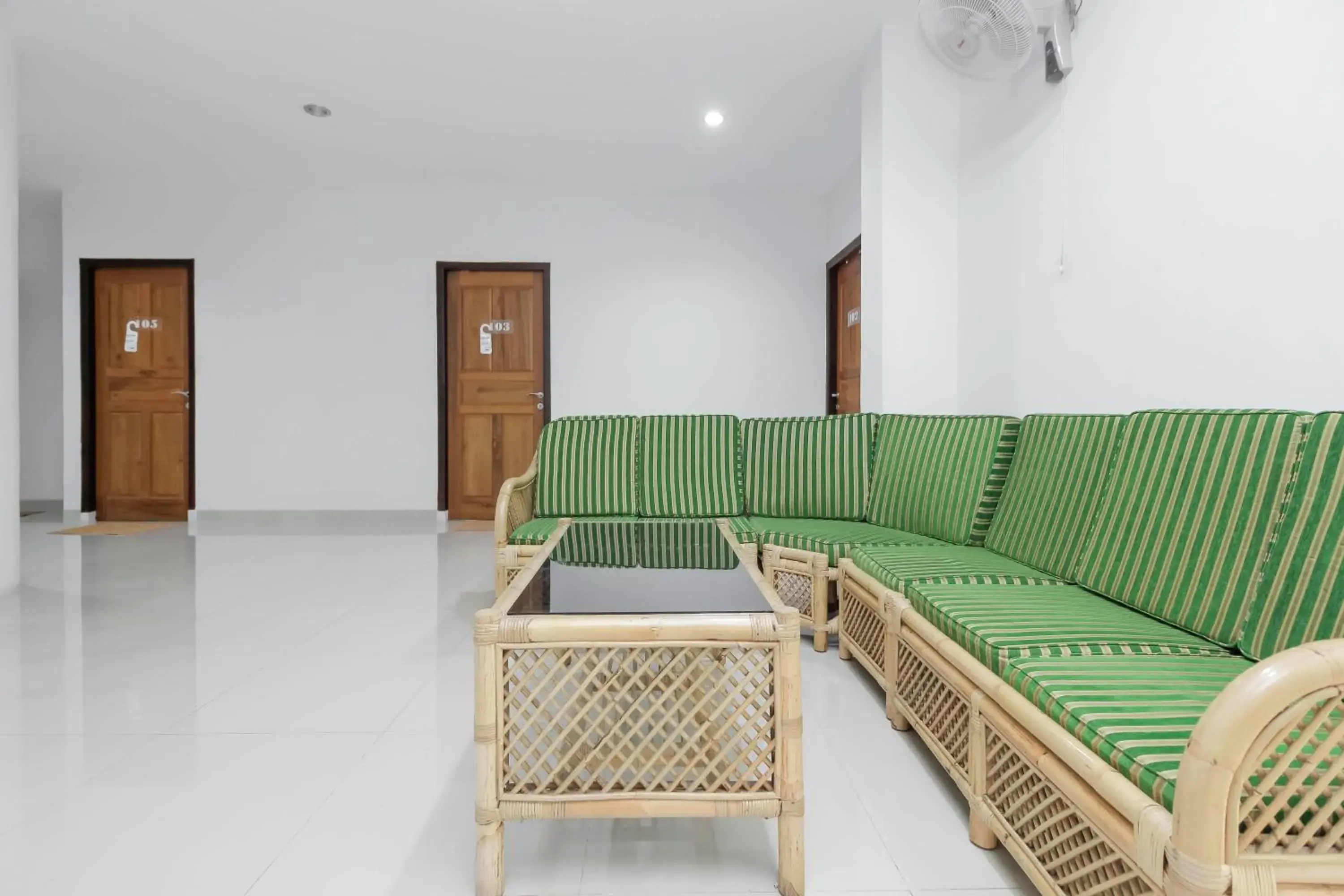 Seating Area in RedDoorz near Siloam Hospital Palembang