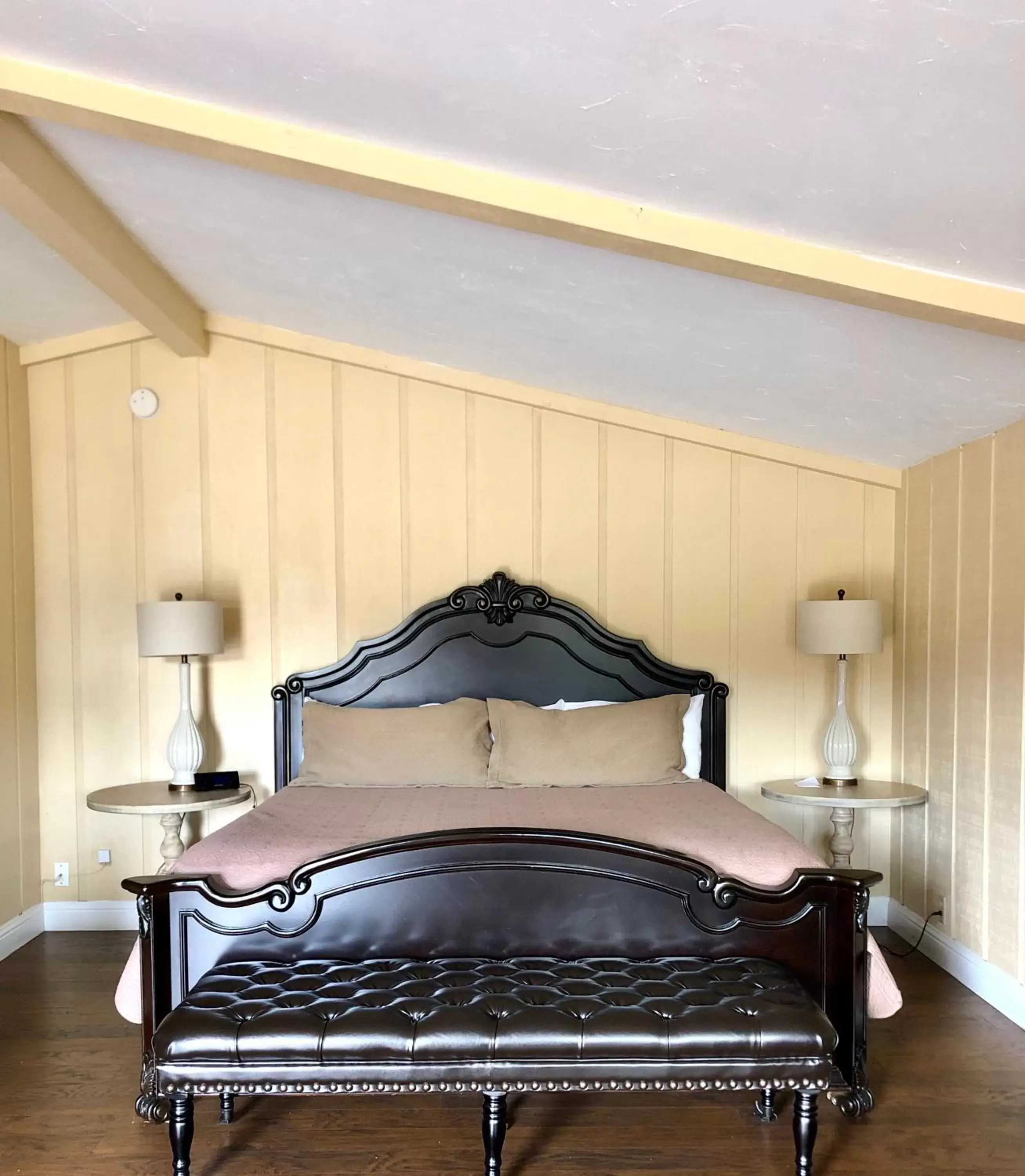 Bedroom, Bed in The M Solvang