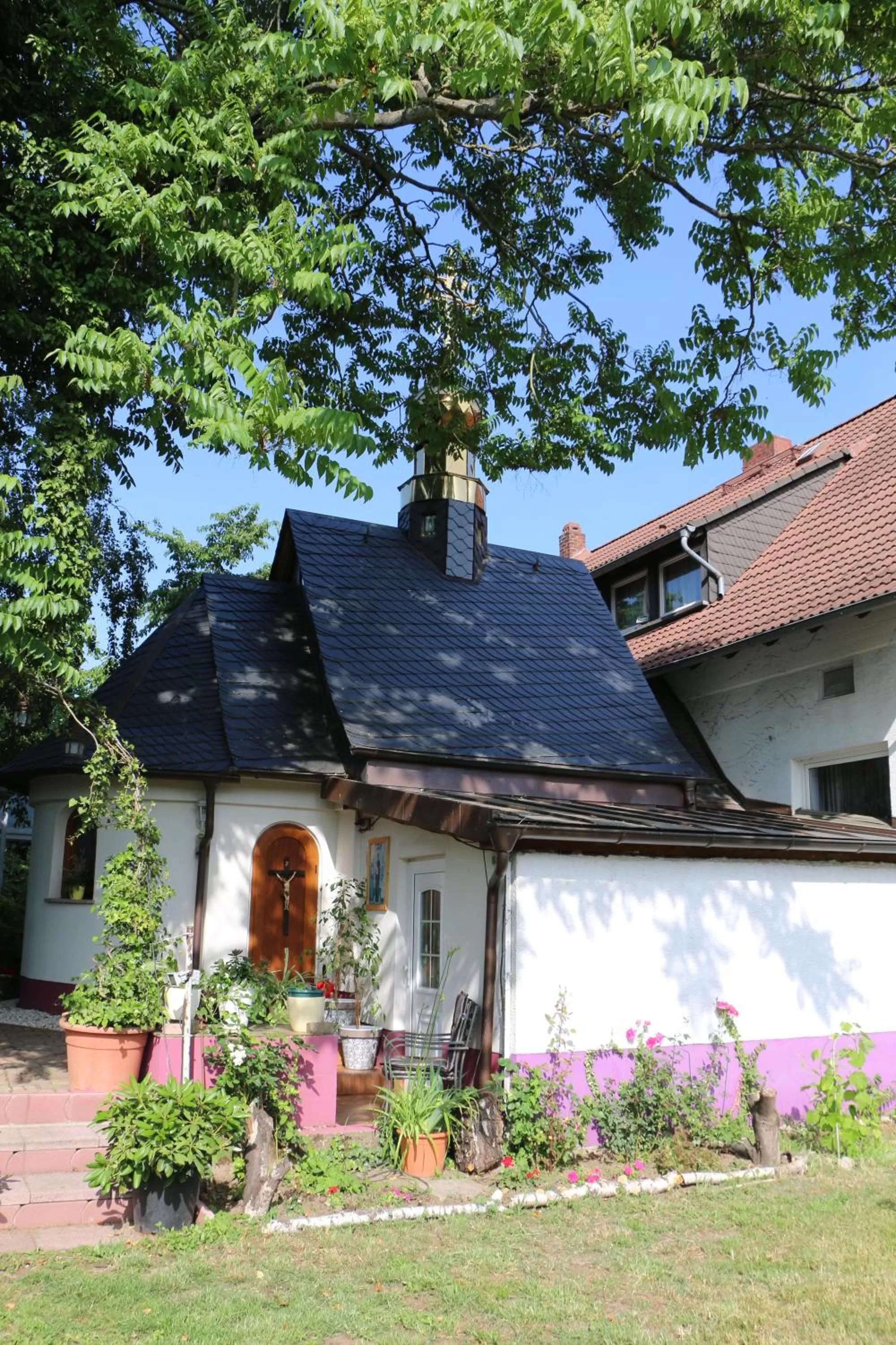 Property building in Hotel Attaché