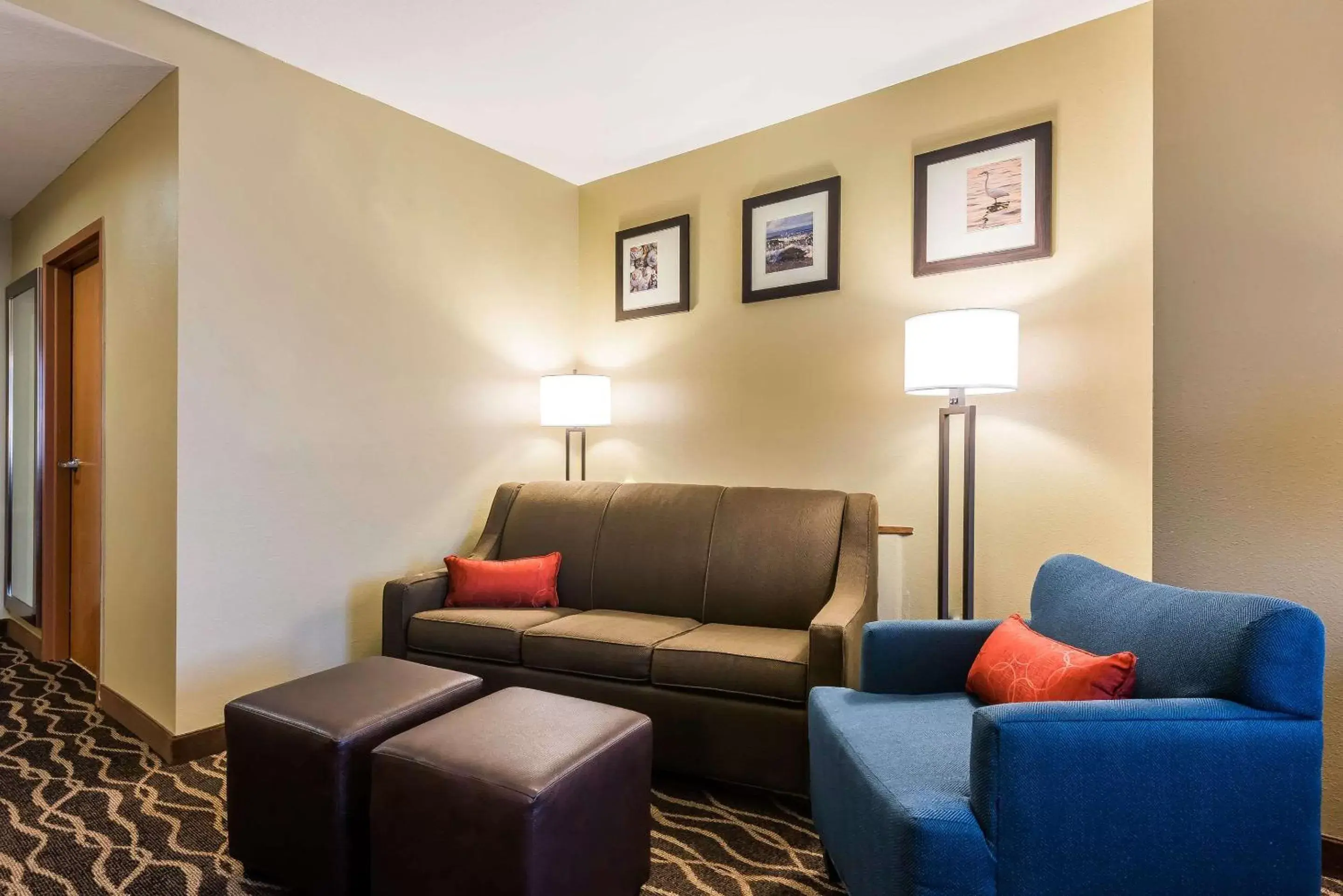 Photo of the whole room, Seating Area in Comfort Suites Tampa Airport North