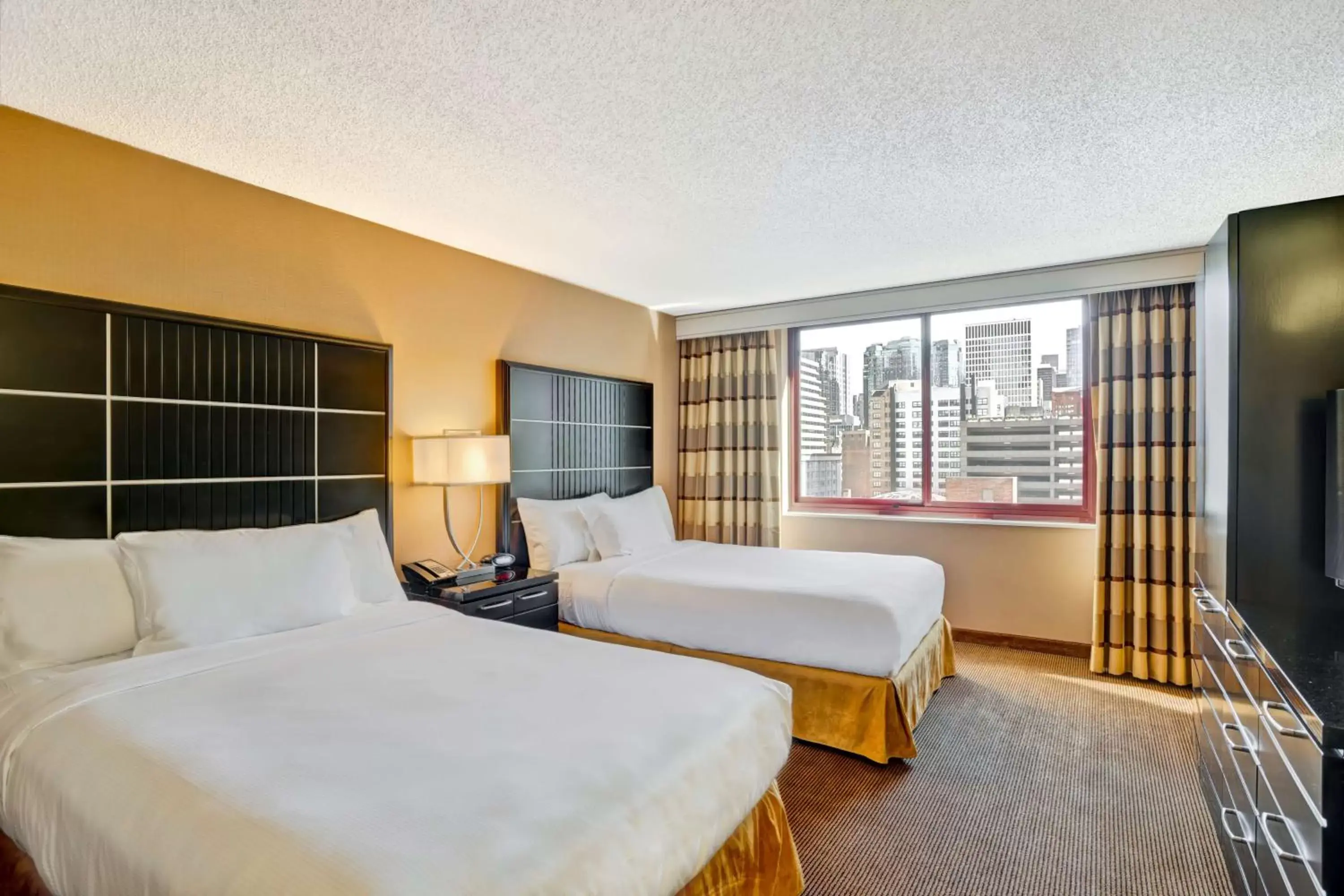 Bed in Embassy Suites Chicago - Downtown River North