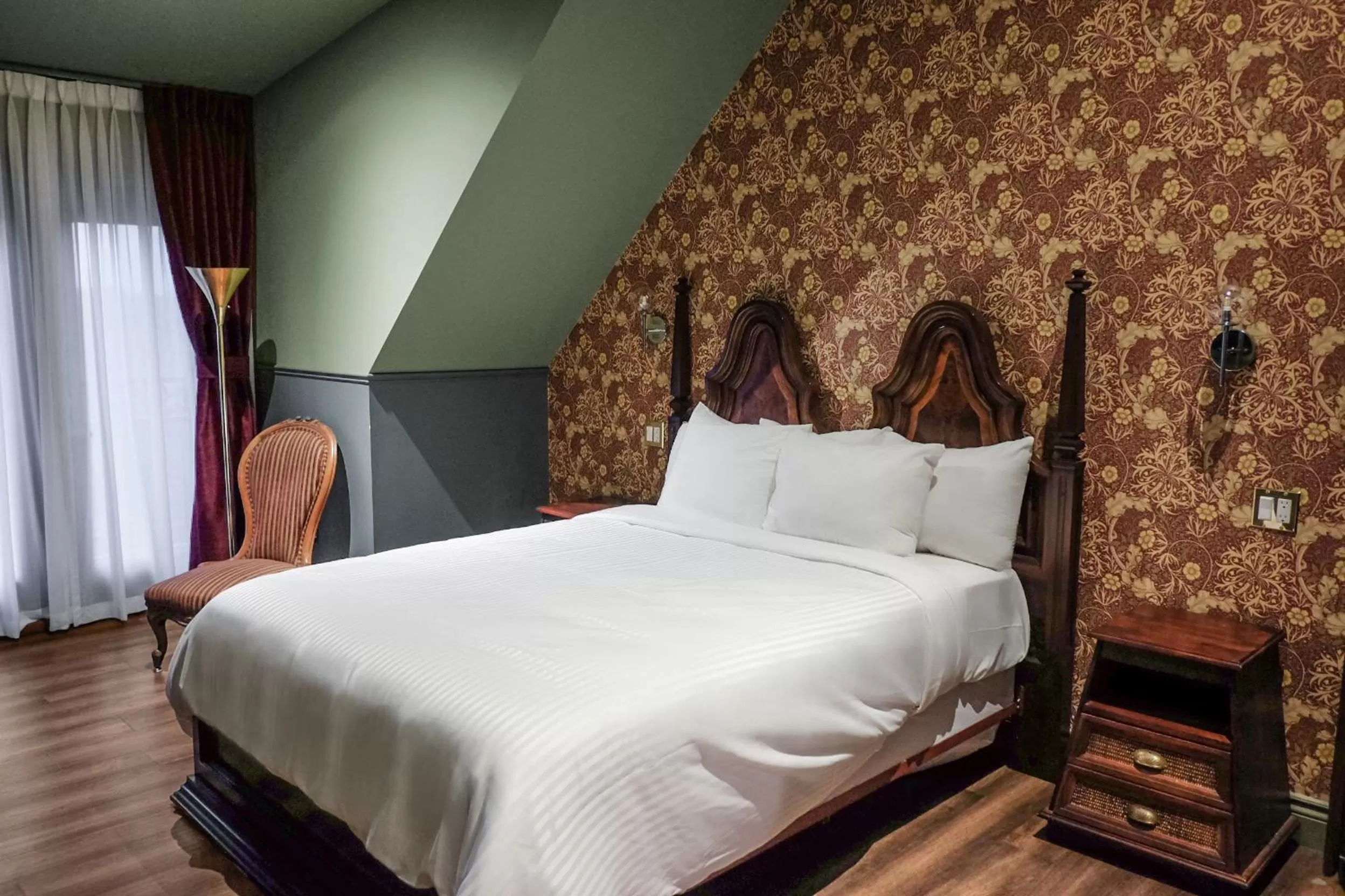 Bed in Niagara Grandview Boutique Hotel