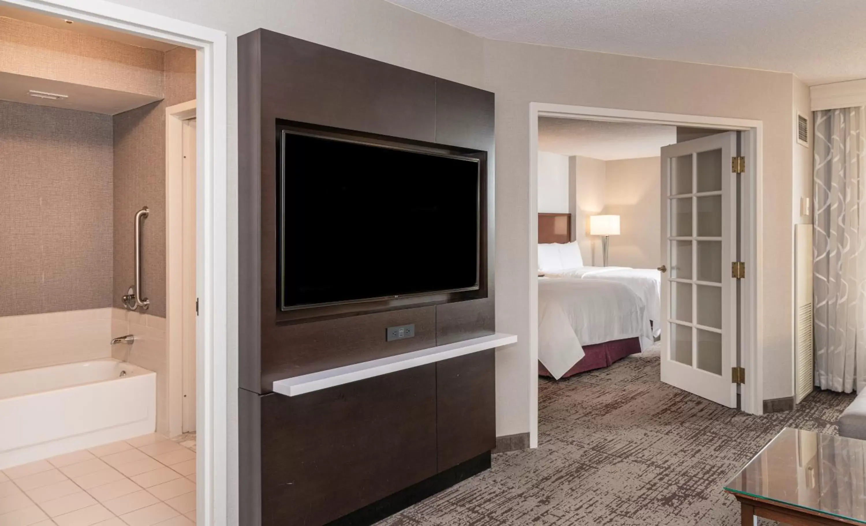 Living room, TV/Entertainment Center in Chicago Marriott Suites Deerfield